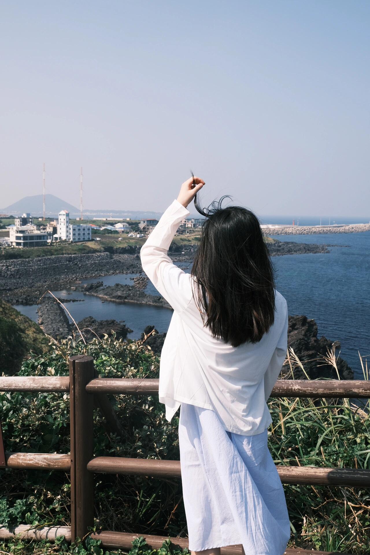 
                        濟州島剛回！幾點心得1??關(guān)于現(xiàn)金：出發(fā)前還沒換好錢怎么辦？沒關(guān)系！直接帶上銀聯(lián)卡，濟州島機場出口邊上就有ATM機可以直接取韓元現(xiàn)金！不過會收一點手續(xù)費，大概三十幾塊人民幣??。2??關(guān)于網(wǎng)絡(luò)：一定要買流量卡嗎？我覺得沒必要，直接淘寶上下單租一個WiFi更方便！機場取還，網(wǎng)速也很穩(wěn)定，我用下來挺好的??。3??關(guān)于充電：出發(fā)前沒有準備轉(zhuǎn)換頭怎么辦？沒關(guān)系！濟州島便利店都有賣的，不用擔(dān)心買不到，但在那買的話都挺貴的，盡量還是出發(fā)前準備好，而且最好是多準備幾個！出去旅游設(shè)備多，要充電的東西多。或者像我一樣直接帶一個排插！這樣只需要一個轉(zhuǎn)換頭就可以接好多設(shè)備，我覺得排插真的是我?guī)У淖钣杏玫臇|西了??（ps:如果到那實在買不到轉(zhuǎn)換頭可以跟酒店前臺借，我當(dāng)時就是這么干的，酒店前臺也很熱心）。4??關(guān)于打車：打車基本上都可以招手直接攔，但有Kakao T在手會更方便。我看到很多博主說這個需要韓國電話卡才能注冊，但其實不是的，我自己就是在去之前直接用國內(nèi)郵箱注冊了一個賬號，完全可以正常使用，只是說打不了電話跟司機溝通而已。而且這個軟件定位真的很準確，完全不用擔(dān)心司機找不到你或者你定位有偏差啥的??。5??關(guān)于公交：我這次基本上還是坐公交為主，主要是用的KakaoMap查看公交線路情況，很方便，就像國內(nèi)軟件一樣直接輸入目的地就會有交通方式選擇，公交的到達時間還是精確到秒的！（ps：濟州島公交線路很發(fā)達，速度也很快，我認為能坐公交就坐公交，會比打車省錢很多??）。暫時想到這些，后續(xù)再補充～#濟州島 #濟州島旅行 #濟州島旅行攻略 #韓國 #韓國旅行 #韓國旅游 #韓國自由行