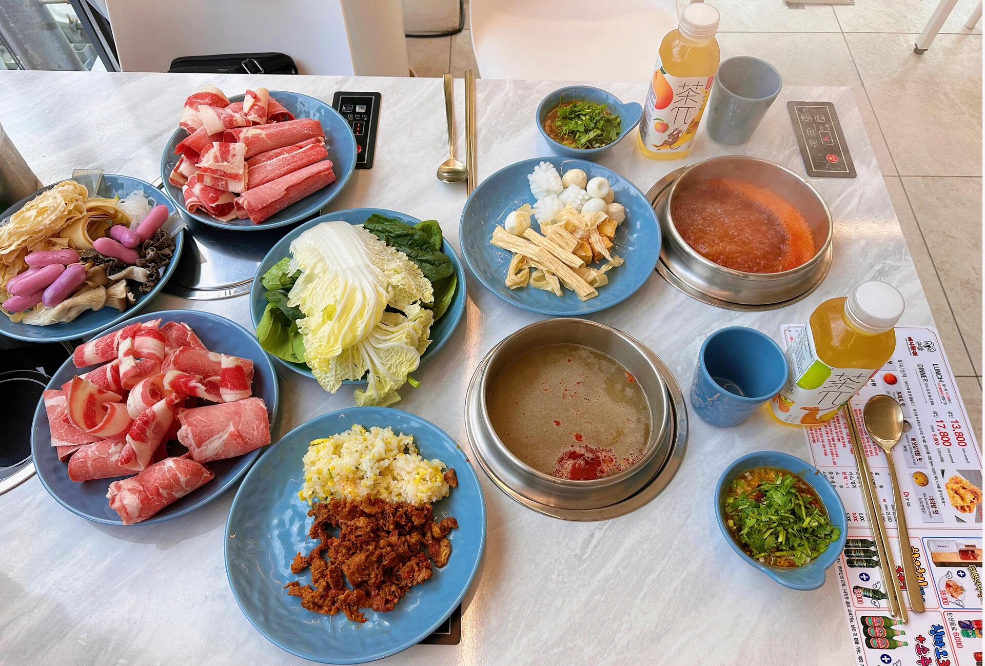 
                        韓國自助旋轉(zhuǎn)小火鍋體驗????哈哈，這里真的超像國內(nèi)的自助旋轉(zhuǎn)小火鍋！還有中國飲料買三贈一的優(yōu)惠哦，只需9000?！具體地址就在下方評論區(qū)置頂，快去看看吧～ #韓國生活 #韓國美食 #韓國火鍋自助 ????