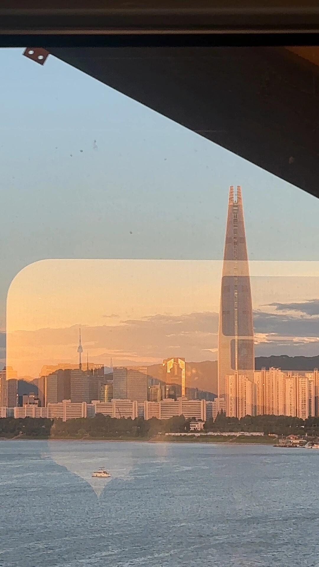
                        ????韓國日常 | 二號線漢江美景，絕對不容錯過！坐二號線經(jīng)過漢江時，記得一定要放下手機哦！地鐵上看到的漢江景色，真的超級治愈??拍到樂天塔時，對面的玻璃還映出了南山塔??待久了可能覺得沒什么特別的但每次看到這個景色，還是會忍不住感嘆：這就是首爾的魅力繁華忙碌的首爾，另一面卻如此平靜#韓國 #首爾 #日常 #韓國日常 #首爾漢江 #治愈自己