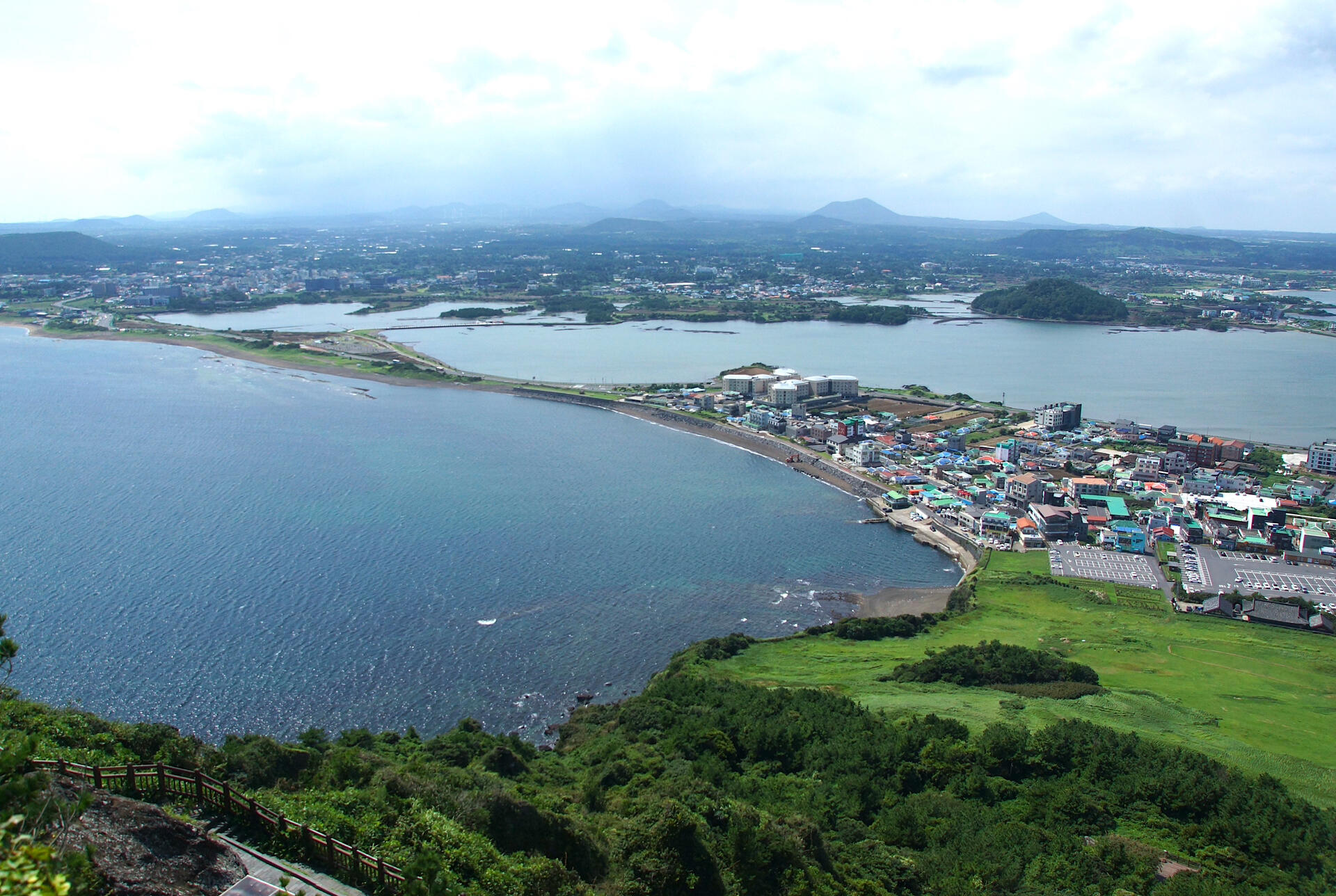 
                        韓國游記1-1: 探索濟州島的自然奇觀?? 城山日出峰是濟州島上因火山爆發(fā)而形成的壯麗火山口，海拔182米。這里是濟州島最著名的自然景觀之一，也是世界自然遺產(chǎn)的一部分。來這里感受大自然的鬼斧神工吧！#韓國 #濟州 #濟州島 #城山日出峰 #世界遺產(chǎn) #火山 ??