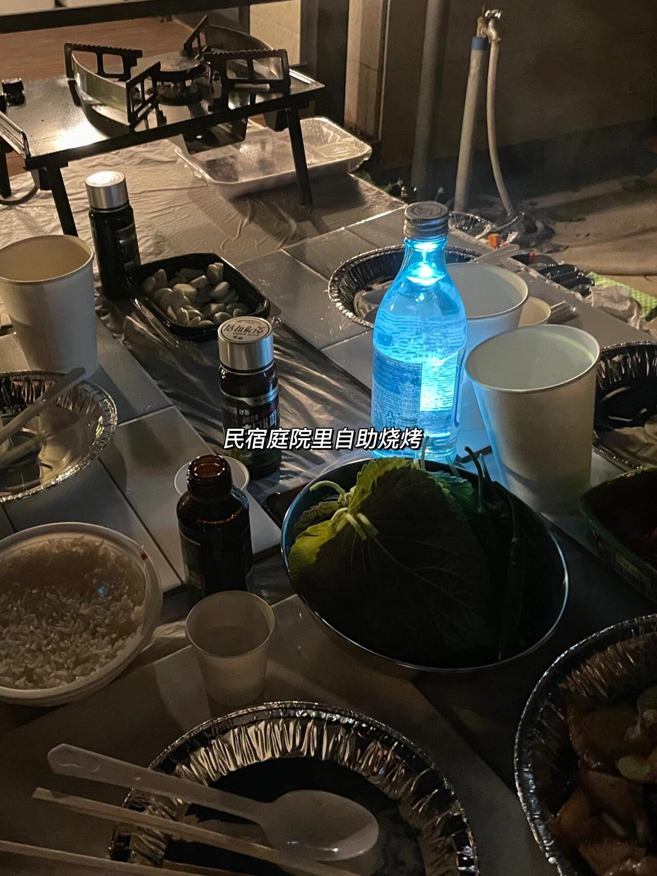 
                        韓國旅行｜最值得去的寶藏城市：慶州????從首爾SRT出發，大約三小時左右就能到達慶州。??推薦入住民宿！慶州有很多韓屋風格的民宿，超級適合拍照??，有些庭院還可以自助燒烤??。??推薦景點：??【佛國寺 ???】??雖然平時不太喜歡這種熱門景點，但佛國寺真的美到讓人驚嘆！??寺廟里全是楓樹，秋天的顏色美得讓人陶醉??。??門票可以在入口處直接購買。??【慶州世界游樂園 ????】??Running Man曾在這里錄制節目，各種好玩的設施應有盡有??。??這里有韓國最高的過山車??，高空90度俯沖的感覺簡直太刺激了！??水上項目也很棒，但雨衣需要自備??。??相比美國的Six Flags，這里的價格簡直太劃算了。??網上訂票有時會有優惠。??【慶州美術館 ???????】??這是我在韓國最喜歡的展覽之一。??一樓是現代藝術展。??二樓（我去的時候）是一個植物交互展，全程可以捧著一盆植物看展??。??角落里還可以剪貼制作自己的花束，超級治愈。??趁秋天還沒過去??，大家來一場說走就走的旅行吧～#韓國 #留學韓國 #韓國生活 #韓國旅行 #韓國旅行攻略 #慶州 #韓國慶州 #韓國慶州旅游 #韓國慶州旅行 #韓國旅行種草 #韓國小眾旅行地 #韓國綜藝 #韓國探店 #首爾周邊 #首爾周邊游 #首爾周邊旅游好去處 #韓國首爾周邊游