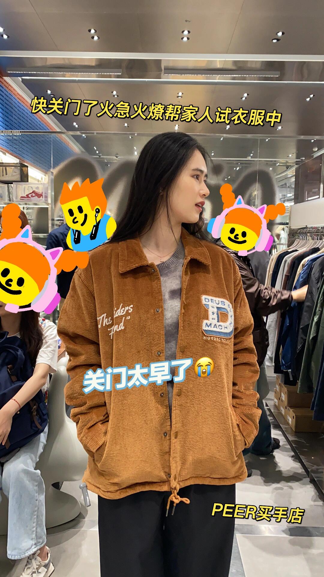 
                        韓國購物真的很難逛？！購物體驗????????總體來說，韓國的衣服店還是挺好逛的，但門店不大，人又多，購物體驗有點打折扣。??本人穿搭風格休閑舒適為主，會追一些合適自己的熱門穿搭。??第一站：圣水洞路線：鹽面包-ader error-empty-onion圣水洞是我下飛機后的第一個打卡點。可能那天起太早趕飛機，購物腦袋還沒上線，覺得圣水洞購物體驗一般般。不過喜歡逛吃咖啡店的朋友，圣水洞還是值得打卡的。鹽面包的店看到在排隊就去了，口感還可以，但覺得黃油有點多。onion很好出片，門口拍照的姐妹照片都很好看。圣水洞店面比較分散，有點難走，去的那天還下雨了。首先去的ader error，覺得中規中矩，這季主打好像是墨綠和灰色（經典色就不說啦）。整體上沒有特別吸引我。二樓的咖啡廳色彩搭配很舒服，很適合拍照，特別適合對鏡自拍。然后去了比較火的買手店empty，覺得不太適合我。不過逛街，主打一個來都來了。后面想和朋友去一個品牌店但實在太遠，就放棄了。匆匆結束了圣水洞的行程。??第二站：汝矣島現代百貨非常適合喜歡在一棟樓里逛的人。第一次去是從下午一點逛到了營業結束，中飯和晚飯都在B1解決了。1F購入了LE LABO的THE NOIR香水和韓國本土品牌Tamburins的CHAMO護手霜。我個人比較喜歡偏木質的香調。最后一次去的時候購入了GM的tambu，朋友說戴起來沒有人想和我打招呼了。主要講一下B2，這一層匯集了韓國比較有名的設計師品牌。各個品牌都有自己的門店，但不大，所以人多的時候真的不太好逛，覺得很擠很趕（emis的門店比漢南洞那家大，漢南洞那家進去只剩下三個帽子??）。可以挑大家吃飯的時間去逛。逛了好幾家（Grove、Matin Kim、ARKET等）想買毛衣但覺得這些品牌的毛衣用料都有點硬不太舒服。Citybreeze和MARITHé的料子是比較舒適的。Citybreeze的話我買的這幾件均價在400-500左右，給大家參考。第一次買了一件厚毛衣和一件厚度適中的短款西裝上衣。第二次去的時候我買了一件衛衣和一件帽衫。這次戴妝試衣服所以需要面罩，這個面罩的顏色和造型戴上去家里老人是分分鐘要把我撕爛的程度（愛開玩笑）。漢南洞等下一篇吧～～#韓國 #韓國購物 #韓國圣水洞 #汝矣島現代百貨店