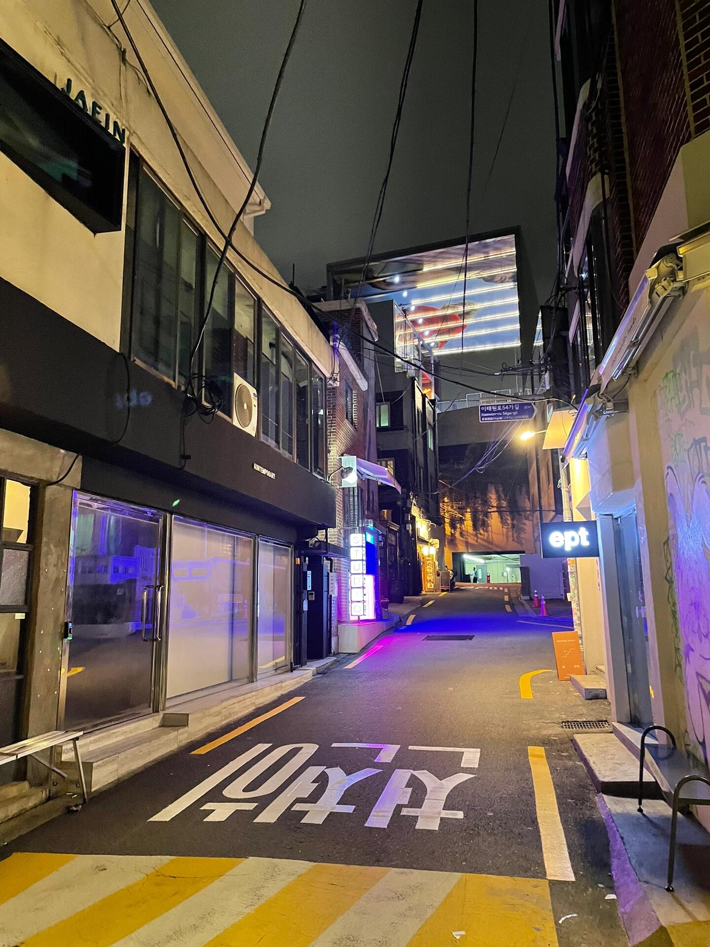 
                        從日落到夜晚????｜梨泰院逛街攻略在上篇筆記中，我分享了首爾的city walk路線，看到很多姐妹收藏，今天就來總結一下梨泰院的最佳逛街路線吧！??梨泰院區域其實蠻大的，住宅區和購物區并不在同一地方。我們一開始打車直接搜梨泰院，結果到了住宅區，不過日落時分的氛圍感還是很贊的。建議大家直接定位到DIESEL，然后一家店一家店地逛起來！這邊的服裝店非常密集，逛起來超爽。主街上還有一個超大的黑膠博物館，可以進去聽音樂??。我們還偶遇了一家很有感覺的爵士俱樂部，這里真的非常適合city walk。姐妹們來這邊逛街一定要注意時間安排哦，韓國的服裝店一般在晚上八點或八點半就關門了，別安排得太晚啦！#韓國 #首爾 #梨泰院 #首爾購物 #韓國旅行 #DIESEL #梨泰院攻略 #首爾旅行計劃