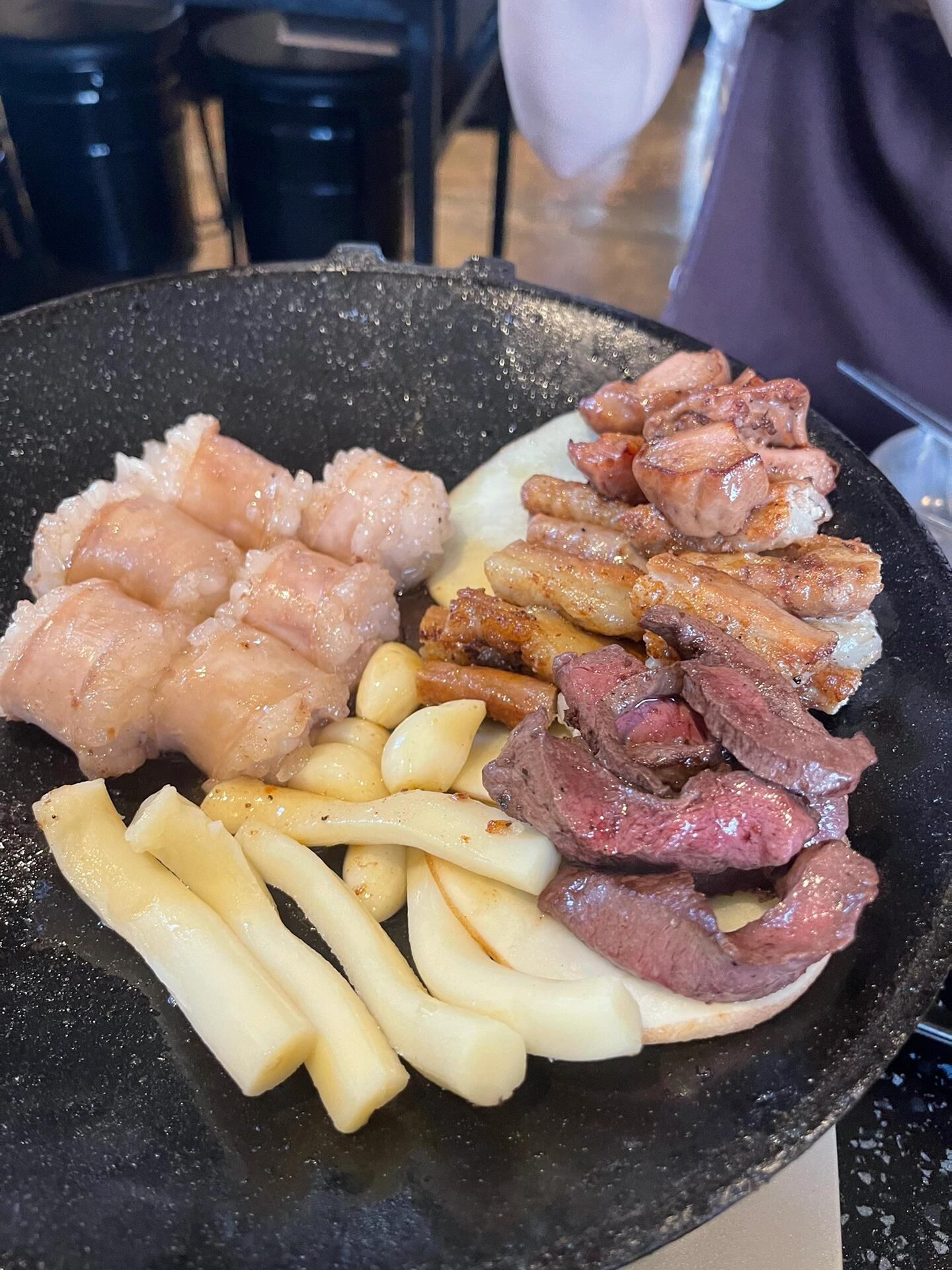 
                        首爾美食新發現！圣水洞的烤牛腸店絕對不容錯過！??#首爾美食 #圣水美食 #圣水洞 #韓國美食 #圣水洞美食圣水洞 ????這是一家讓人垂涎欲滴的烤牛腸店！內臟愛好者們，來圣水一定要來試試！從捷運二號線圣水站3號口出來，直走經過lelabo就能找到，門頭很大，非常顯眼。菜單背面有三個二維碼，第一個掃碼即可看到中文菜單，雖然翻譯不完美，但對中國游客非常友好！價格顯示為1人份，一般需要點2人份起。我和朋友點了牛腸套餐（2人份）和炒飯（2人份），結果吃得非常飽！店員會幫忙烤制，完全不用自己動手！而且小哥們都很帥哦！————味道體驗————這家店真的是內臟愛好者的天堂，絕對值得一試！??牛小腸?? 先品嘗牛小腸、牛肝和牛心，油膩感不重，味道非常好！之前去過往十里有名的第一牛腸，但在這里吃過后，覺得圣水這家更勝一籌！（不過往十里那家也不錯而且價格實惠）牛小腸有沙沙的口感，不喜歡這種口感的朋友要注意哦！牛大腸?? 小哥會幫忙烤牛大腸，光看和聞就讓人陶醉，入口時外皮酥脆，內里有嚼勁，油香四溢！搭配蘸料，油膩感被中和，只剩下大快朵頤的滿足感！雖然看起來量不多，但吃完非常滿足！蔬菜和年糕?? 接下來是烤蔬菜時間！這些蔬菜都是用大腸的油烤熟的，味道不錯，小哥還會用面包片吸油，所以不算太油，外皮焦脆的年糕特別美味。炒飯?? 最后可以請小哥來炒飯！韓國人做炒飯真有一套，我那特別愛碳水的朋友幾乎吃光了1.5人份的炒飯！??