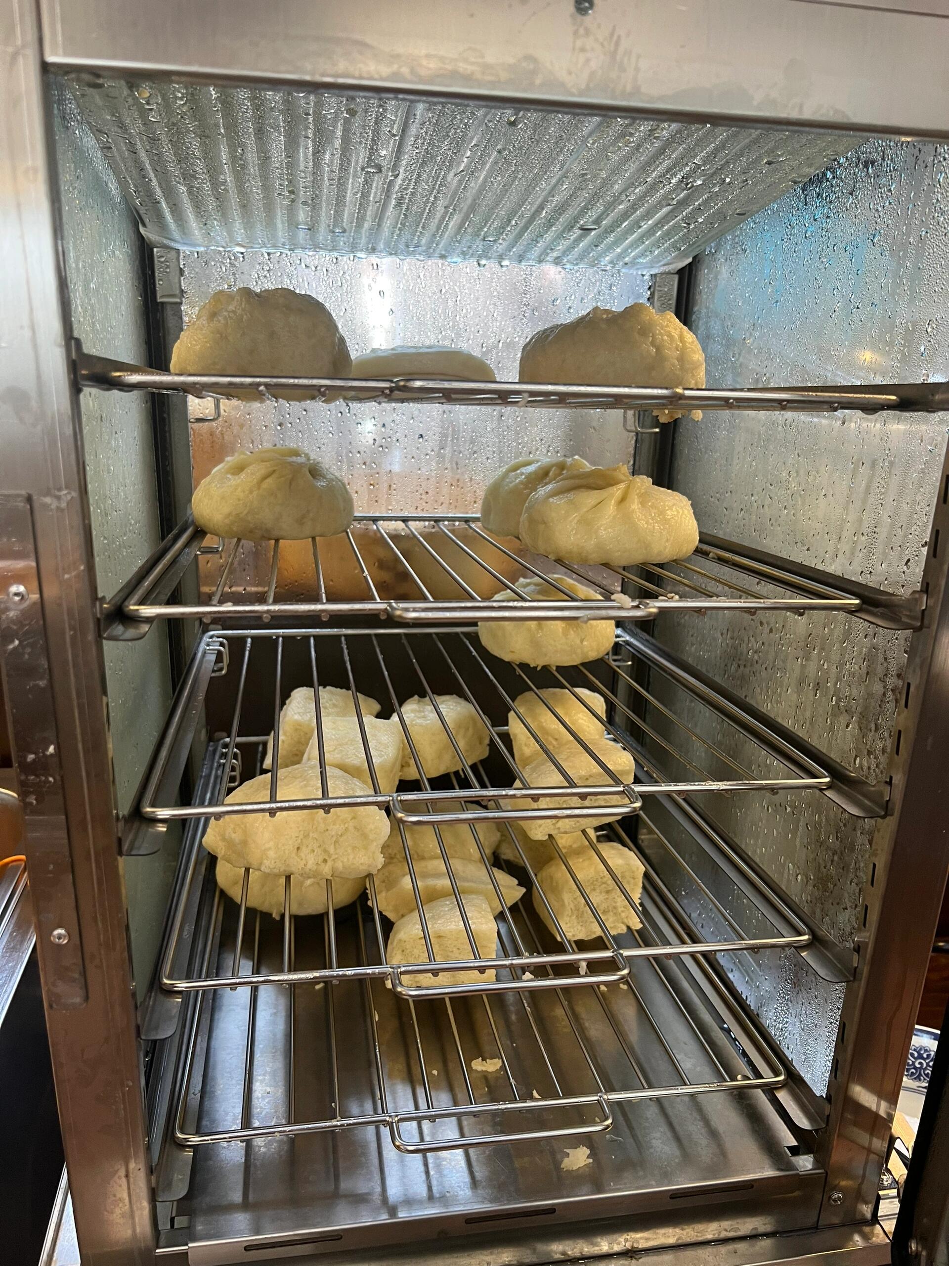 
                        媽媽我在韓國吃到盒飯啦??高麗大新開的盒飯自助餐廳，現金一萬韓元，刷卡一萬一韓元。總共有8個菜左右，還有包子和饅頭，偶爾還有豬蹄，每人限量一個。北方人狂喜，誰懂啊，我真的很愛吃盒飯！！中午12點開門，大家快沖！！記得不要浪費哦～地址: ?? ??? ??? 91 1?#美食探店 #韓國美食 #留學韓國 #韓國 #韓國生活