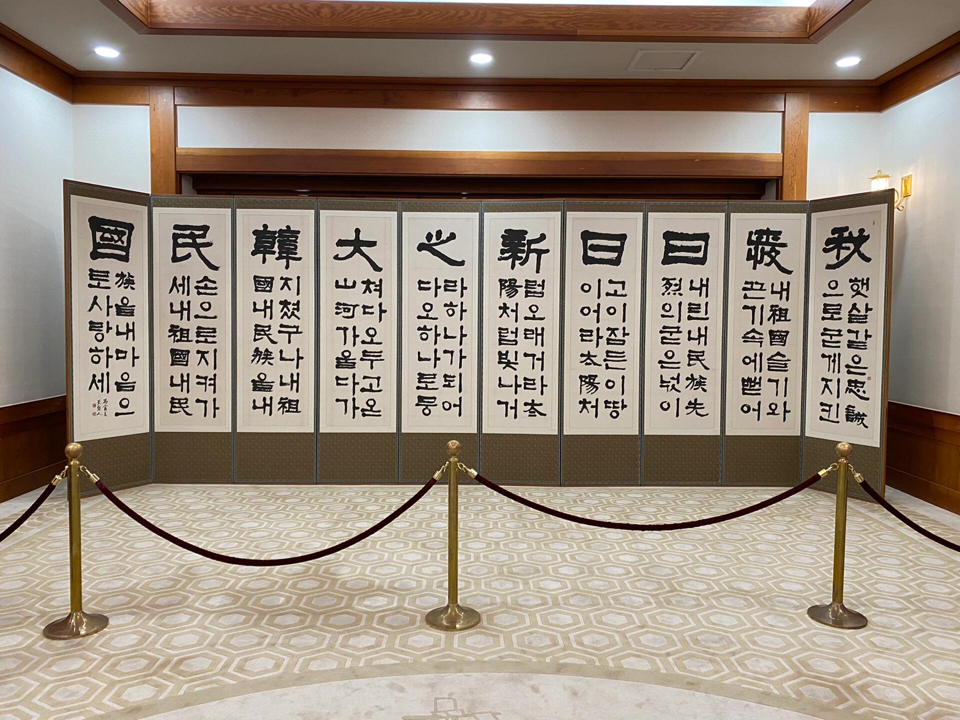 
                        陽光明媚的一天青瓦臺走一走#青瓦臺 #韓國旅行 #首爾景點 #韓國文化 #歷史建筑??今天陽光明媚，決定去青瓦臺走一走！青瓦臺是韓國總統府所在地，充滿了歷史和文化的氣息。這里不僅是政治中心，也是一個美麗的旅游景點。???青瓦臺的建筑風格獨特，藍色的瓦片在陽光下閃閃發光，周圍的花園和綠地更是讓人心曠神怡。漫步在這里，仿佛能感受到韓國歷史的脈動。??來這里一定要拍幾張美美的照片，記錄下這美好的一天。青瓦臺不僅是了解韓國政治和歷史的好地方，也是一個放松心情、享受自然的好去處。??如果你也喜歡歷史和文化，來首爾一定不要錯過青瓦臺哦！