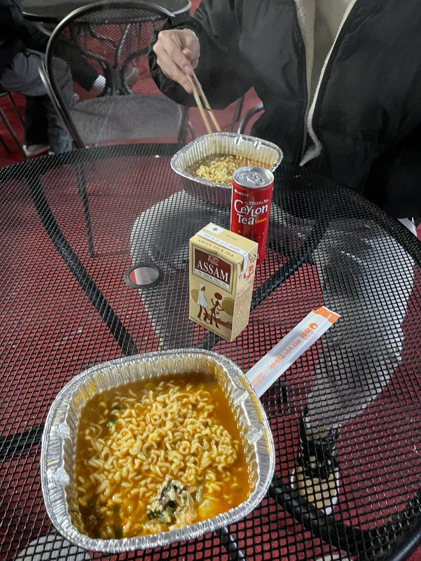 
                        ????冬天來啦！去漢江吃泡面的絕佳時機！哈哈哈哈哈哈哈哈哈 漢江的便利店泡面 冬天冷風中吃特別美味哈哈哈哈哈哈 超適合朋友或情侶一起去！只要去便利店買個泡面 結賬時店員會給你一個碗和筷子 碗大概是150韓幣 然后自己把泡面拆開 調味料和面餅一起放進碗里 按照自助煮面機的步驟操作就可以啦！周圍一般都有座椅可以坐 在家吃泡面從來沒吃完整袋的我 在漢江可以全部吃完哈哈哈哈哈哈哈哈還有！下周開始降溫 江邊風大 大家記得多穿點哦！#韓國生活 #留學韓國 #首爾漢江 #首爾的冬天 #首爾約會