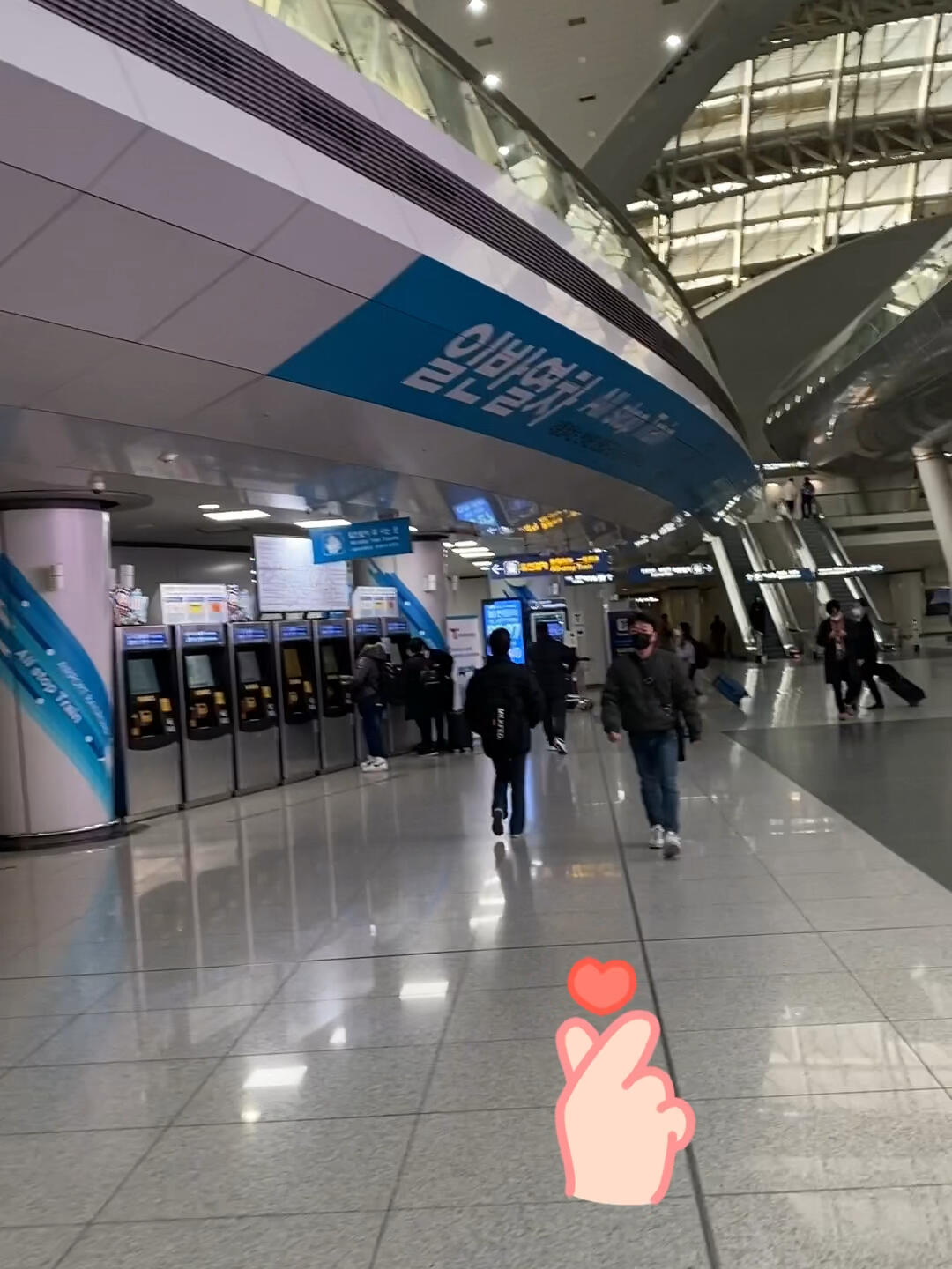 
                        韓國自由行省錢攻略：機場專線直達首爾站和弘大站韓國自由行必備攻略來啦！??從仁川機場出來，建議選擇一般機場專線，除非你的目的地是首爾站。首爾站真的很大，有三條鐵路，第一次來可能會被繞暈，而且拖著行李找路真的很累，轉線和找路的時間會花費很多。對于其他站點，建議選擇一般的機場鐵路，雖然每站都停，但到市區只需1小時。特別是去弘大站的小伙伴，一定要坐一般列車，便宜又方便哦！???#韓國地鐵 #仁川機場入境指南 #韓國機場鐵路 #弘大站 #弘大民宿 ??