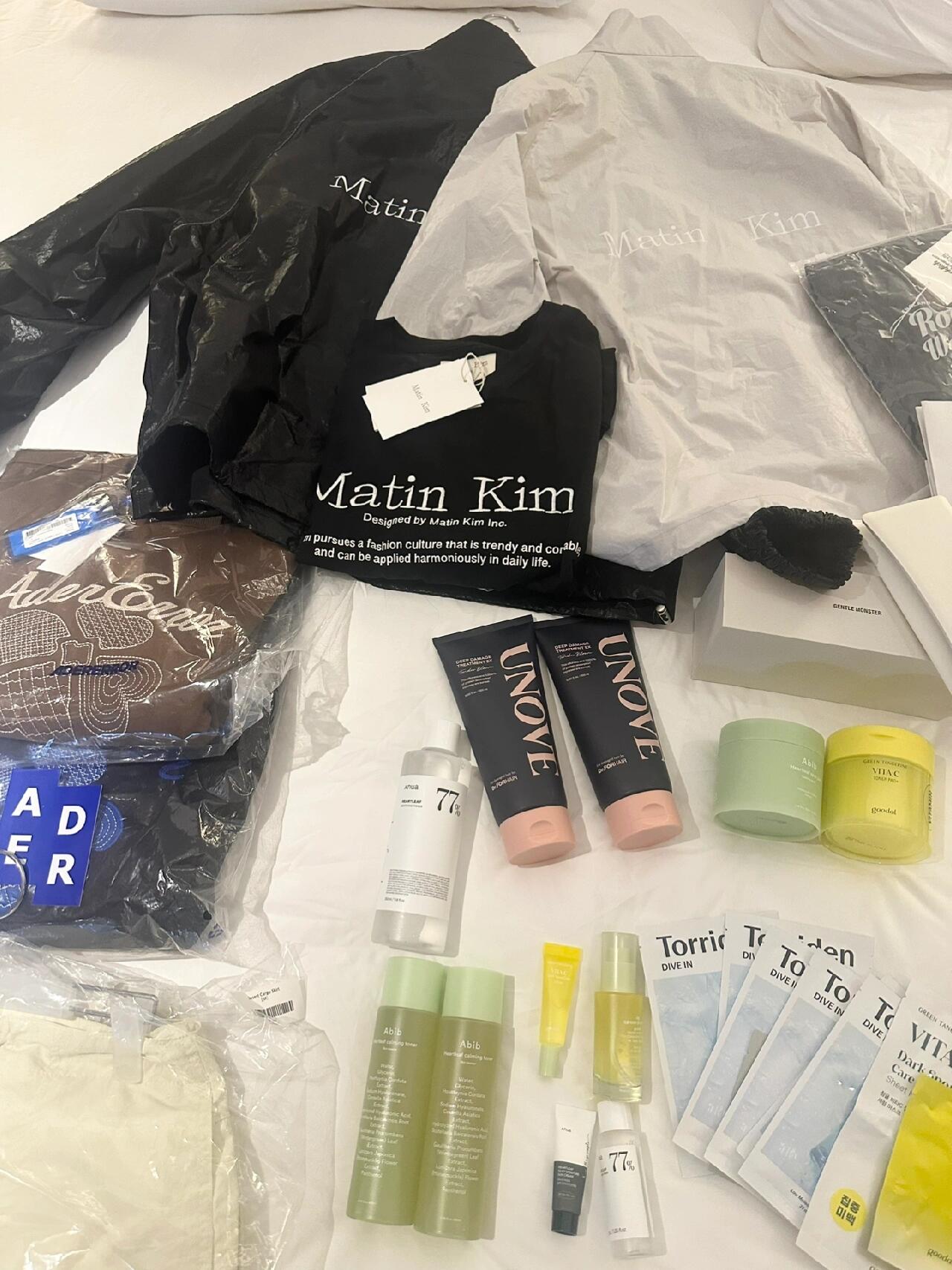 
                        韓國????必逛Matin Kim 明洞樂天免稅店來韓國旅行，Matin Kim是必買的品牌，尤其是他們的外套和針織馬甲超贊！之前在圣水店和新世界百貨都沒買到心儀的針織馬甲，但這次在樂天免稅店終于如愿以償，還順便入手了裙子和褲子。帽子也是不容錯過的單品哦！這家店設計感十足，人不多，逛起來特別舒心。新世界B2雖然像個大賣場，但這里卻安靜得多，還能退稅，特別適合慢慢挑選！???#韓國探店 #韓國購物 #韓國時尚 #MatinKim #明洞 #樂天百貨 #韓國潮牌
