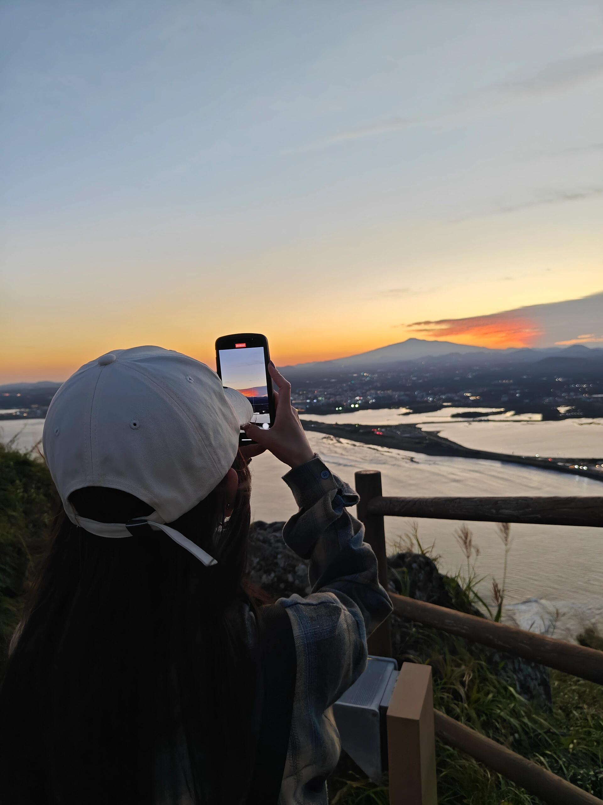 
                        濟州島探險：城山日出峰&涉地可支這次濟州島之旅，打卡了城山日出峰和涉地可支，感覺有點平平無奇??。可能是因為前一天剛去了牛島，期待值太高了吧。城山日出峰雖然沒能看到日出，但欣賞了美麗的落日??。實在是不想凌晨四點起床，哈哈。至于涉地可支，聽說那里的秋千已經拆掉了，只好拍拍游客照留念??。相比之下，我更喜歡山君不離，雖然有些人覺得沒啥意思，但我覺得還是值得一去的。而且它離森林小火車很近，可以安排在同一天游玩??。#濟州島 #城山日出峰 #涉地可支 #旅行 #韓國 #秋季旅行 #自然風光 ??