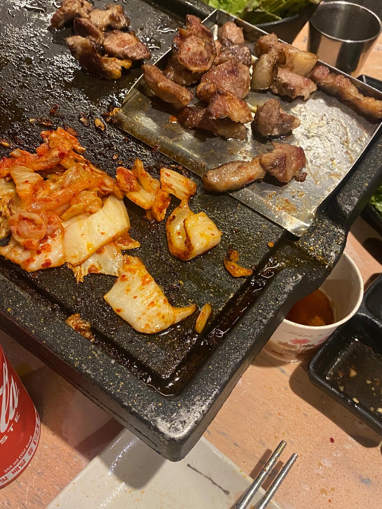 
                        韓國烤肉避雷指南??#明洞 在韓國????居然能碰到這么難吃的烤肉，真是少見！肉質干柴又硬，完全沒有肉香味，甚至不如一萬五的自助烤肉。真心建議大家避雷??！#烤肉 #避雷