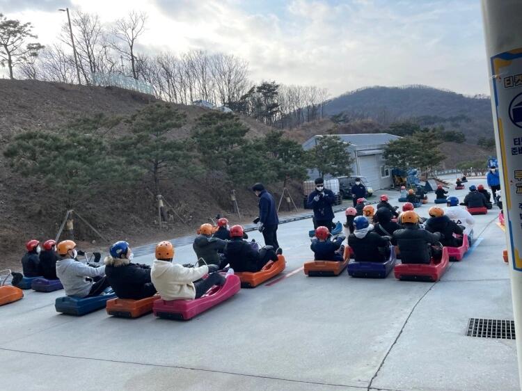 
                        周邊游????仁川有東亞最長的卡丁車路線看日落就來西海岸吧，一定不會讓你失望而歸??周末好去處～????????? ??開啟一次放松計劃吧～話不多說，上攻略??推薦?????????? 地址：?? ??? ??? ??? 217?? 交通：從??????????出發坐2號線?? 到?????換乘M6117公交??到???再換乘70路公交??到???? 下車，單程需要2小時左右，自駕??出行當然是最好的啦???? 營業時間：平日10：00～17：30周末9：30～17：30?? 價格：現場購票 纜車?卡丁車（單次）：平日15000韓幣、周末19000韓幣網上購票 纜車?卡丁車（單次）：平日13900韓幣、周末18900韓幣 （www.waug.com）?? 小提醒：購買2次卡丁車券可免費在雪橇場?、游樂設施玩耍?想要釋放壓力的伙伴們，帶著你的親故們??來尋找刺激吧#韓國 #韓國旅游 #韓國旅游攻略 #打卡 #探店 #仁川旅游 #仁川