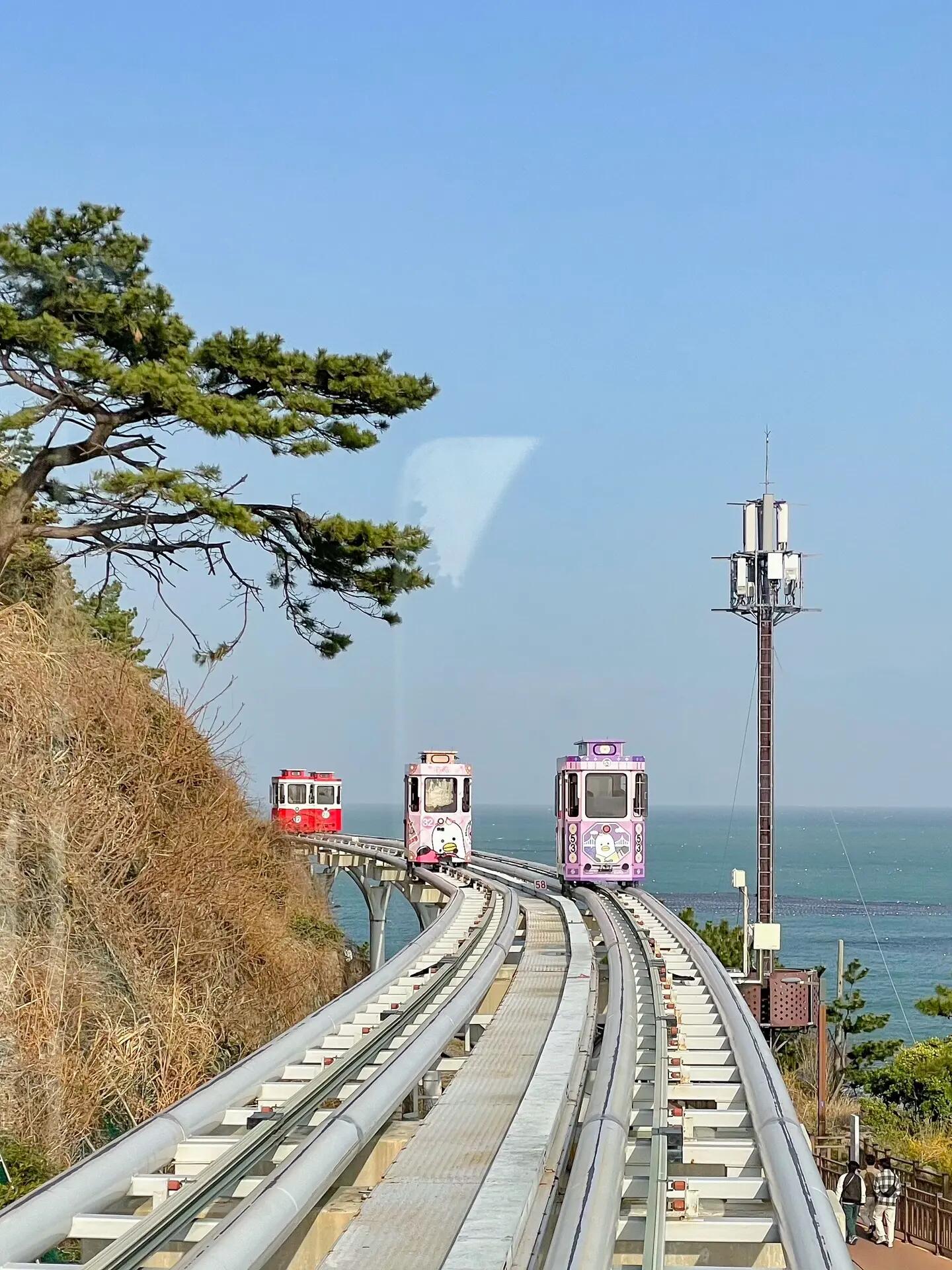 
                        ???? 釜山膠囊小火車體驗指南 ????update??（12/4/2023）今天看到其他小伙伴的分享，還是有很多人在排隊搭乘膠囊火車～所以建議大家提前在官網購票哦??——————————釜山之旅中最期待的小火車，結果搭上了有??宣傳圖案的車廂，略有些失望????。我乘坐的車廂前后都是??的宣傳車廂，怎么拍都有??????。雖然有點小失落，但整體體驗還是很值得??。當天預約的是16:00-16:30的時段，先在附近吃了tiger gelatok，15:50到達尾浦站，排隊大約20分鐘就上車了哦??。周六去的人不多～可能是熱潮已退，或者大家都去看櫻花了，總之人不多，但還是建議提前網上購票哦??。直接出示QR CODE即可搭車，無需打印實體票?。從尾浦到青沙浦全程大約30分鐘，足夠拍照????。到青沙浦后，下樓就是小鐮倉的拍攝點～拍完可以去吃海鮮??。吃完海鮮，我們沿著步道走回尾浦站，再走到地鐵站，回到酒店又餓了哈哈哈哈??。?? 尾浦站 》青沙浦站?? 單程雙人韓幣35000（具體以官網為準）請到官網預定門票??#韓國 #釜山[話題]# #釜山膠囊列車 #釜山天空膠囊 #旅游 #小火車 #釜山旅行 #釜山旅游 #韓國釜山海云臺海邊列車