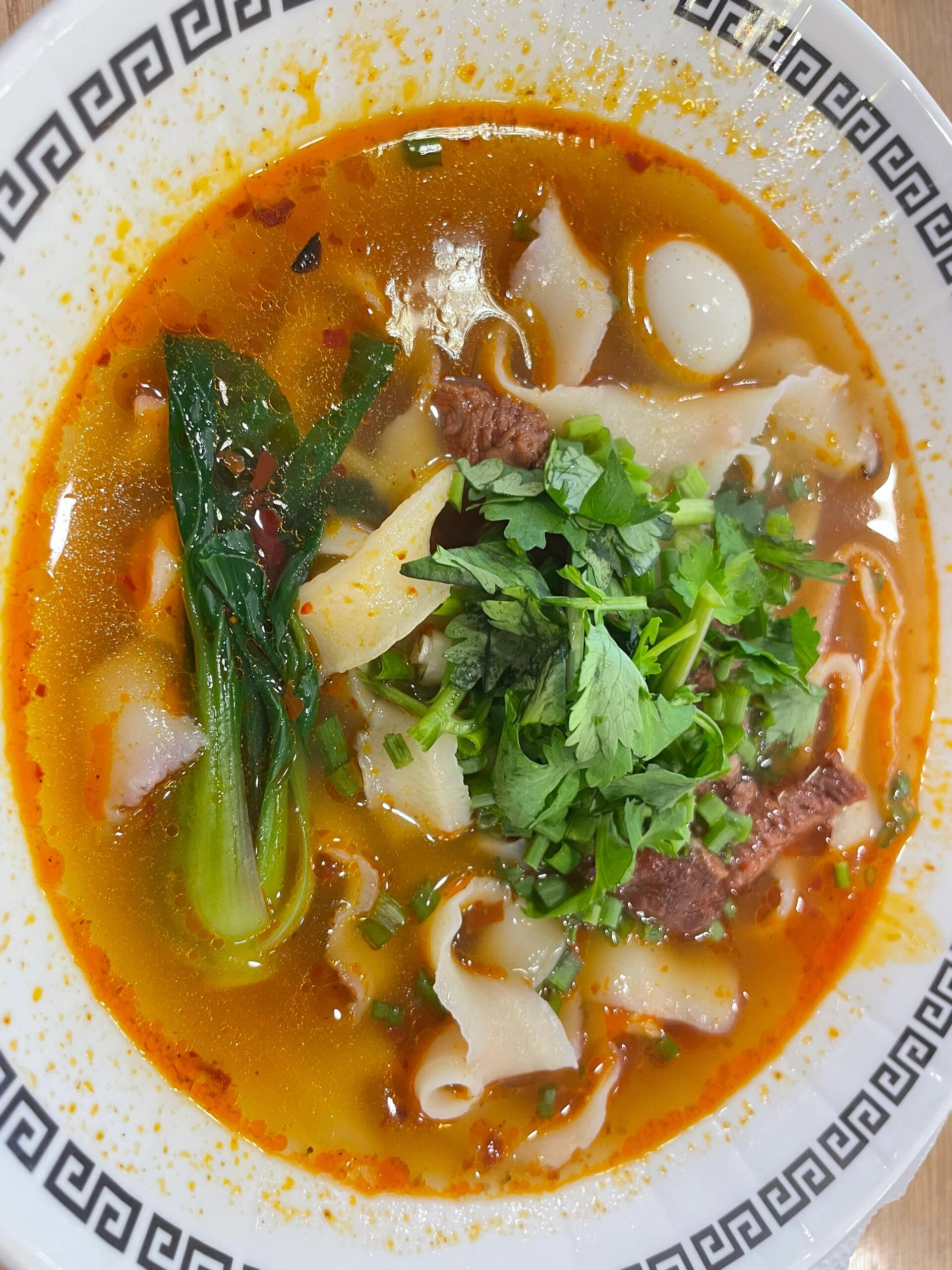 
                        韓國留學生的弘大美食探店日常這些餐廳都是延世大學和梨花女子大學的留學生們可以步行或乘坐公交車輕松到達的哦！圖1 弘大????，推薦無骨雞爪和餃子，魚餅湯加素面吃起來特別暖心，餃子里的芝士拉絲簡直絕了。章魚上桌時還是生的，但煮熟后有點糊底，帶有煙熏味，不太推薦。晚上逛弘大的時候可以來嘗嘗，營業到凌晨哦。圖2 延世大學門口的紅豆派???，便宜又好吃！圖3-6 新村????，香氣撲鼻！圖中是三人份的拼盤，價格為9900韓元/人，包含牛心、牛大腸、牛小腸等。還會贈送一鍋辣豆腐湯，被韓語達人評為最好吃的辣豆腐湯。免費的韭菜蘸點辣椒醬，放在肉汁中間烤一下再吃，簡直香到暈！最后再來一份炒飯（圖中為兩人份）。他們家的生啤酒也很贊！可以一個人去，但至少要點兩份肉。注意牛腸店都是下午才開門，營業到很晚，別中午去哦！圖7 弘大柿子冰，超級好吃！特別是吃到凍柿子的時候，脆脆的????圖中為兩人份，量很大，三個人吃到牙齒都凍掉才勉強吃完。圖8 新村的山西刀削面，這家店的老板是中國人，可以用微信支付，味道正宗，面條勁道，非常適合北方留學生想家的時候來一碗。#留學韓國 #弘大 #新村 #韓國美食 #韓國留學生生活 ??????