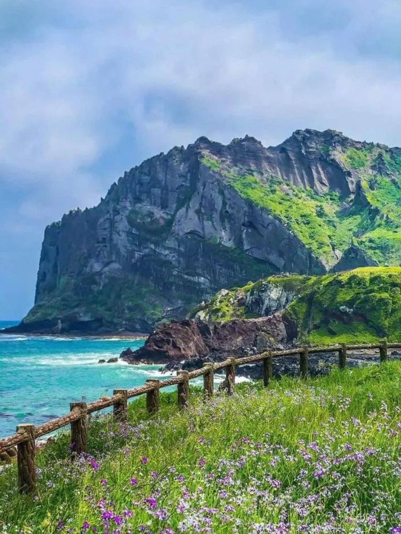 
                        2024年韓國旅行全攻略！景點、美食、購物一網打盡韓國是一個四季皆宜的旅行目的地，每個季節都有獨特的魅力：春天賞花??、夏天海灘???、秋天賞楓??、冬天滑雪??。今天為大家整理了一份韓國旅行大總結，不僅有韓劇取景地打卡??、購物推薦??，還有旅行小貼士，快來收藏，get愛豆同款打卡景點，瞬間變身??韓劇女主角~??春季（3-5月）最佳旅游地：南山塔、漢江公園、大邱桂林花園、北村韓屋村、濟州漢拿山這個時候各地櫻花盛開，可以在這些公園賞櫻花，找個風景優美的咖啡館??，度過一個悠閑的下午；或者穿上韓服去景福宮打卡“大長今”同款劇照??，重現韓劇經典場景~—??夏季（6-8月）最佳旅游地：清川海水浴場、濟州涯月邑、漢江夜景、京畿道安村夏季避暑首選??海水浴場！在涯月邑體驗香蕉船、在表善海水浴場露營??；和最親密的人一起，找個風景優美的咖啡店，享受一杯咖啡，看日落晚霞，或者去漢江欣賞最美夜景??。—??秋季（9-11月）最佳旅游地：明洞、南怡島、仁川風花路、濟州島、全州梨花節秋天到了，韓劇主角必去南怡島！這里是《來自星星的你》?的取景地，也是眾多韓劇男女主浪漫約會的起點??，打卡同款小王子村~秋季賞楓也不能錯過仁川的風花路，??非常適合拍照和散步。—??冬季（12-2月）最佳旅游地：雪岳山國家公園、北村韓屋村、春川滑雪度假村冬季滑雪??一定要去度假村或者平昌冬奧會場地體驗競技的感覺??，或者找個正宗的韓式餐廳，享受熱騰騰的韓式火鍋??、炸雞配酒~??Tips：??韓國夏天室內空調通常較低，注意穿衣，以防著涼哦！??許多韓國食物都很辣，要注意調整自己的口味。??另外，未成年人??入酒吧哦~??當然韓國還有很多不同的玩法哦，歡迎補充~【更多韓國包??游定制·酒店優訂·接送機??】戳→我????杭州/寧波直飛濟州島機票??dd??#韓國旅游??#首爾旅游??#濟州島旅游??#韓國東大門?#韓國免稅店買買買???#首爾美食??#首爾咖啡廳??#韓劇打卡地??#北村韓屋村??#首爾酒店??#首爾包車游??#濟州島包車咨詢??#國內直飛濟州島??#韓國留學生
