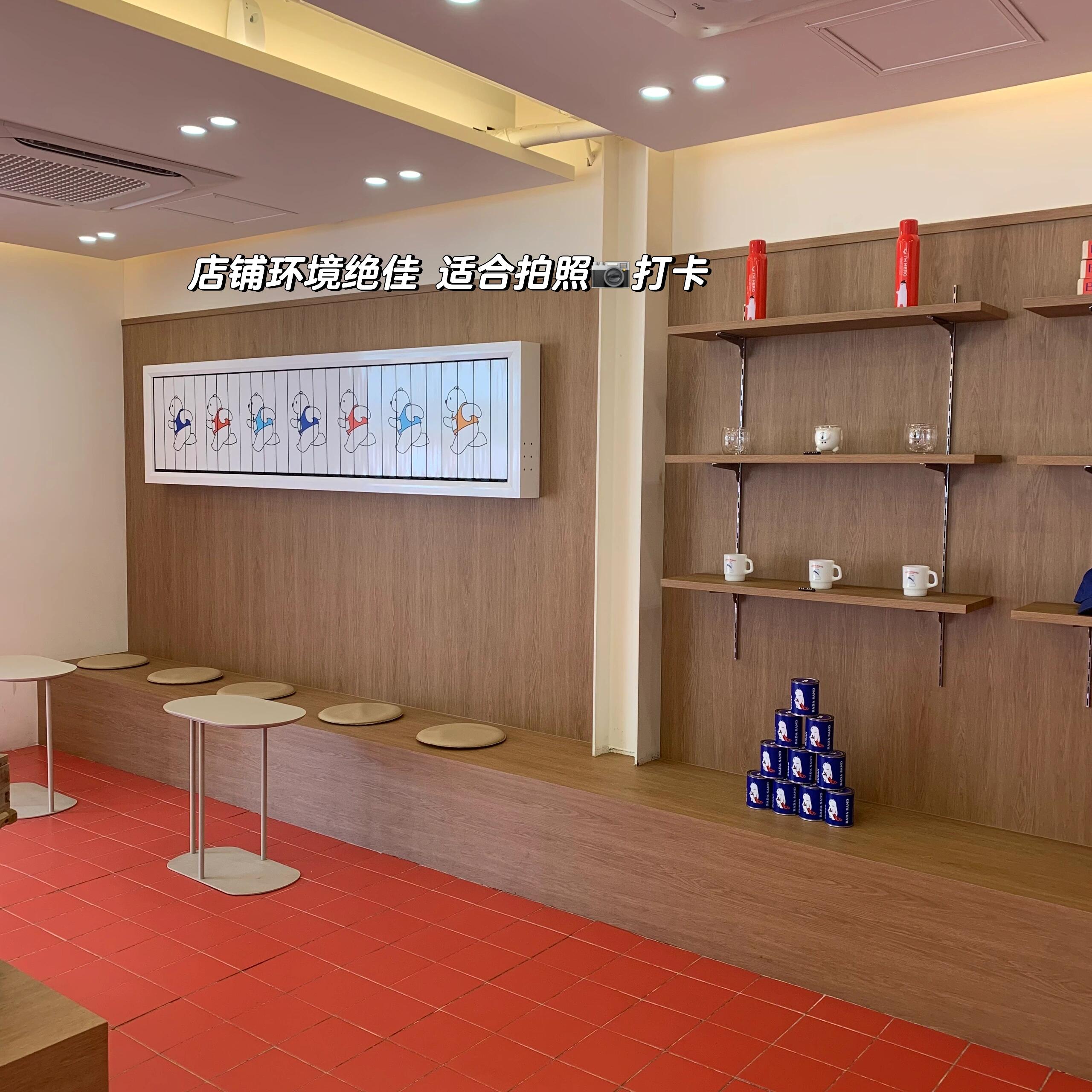 
                        釜山人氣甜點店??海云臺必打卡推薦?周末特意去海云臺打卡了一家超火的小店——Bada Sand。還沒進門就被它的門面吸引住了，小熊形象真的超級治愈??。店家介紹說這里的甜點都是100%手工制作，無任何添加劑，甚至還提供快遞配送服務，當天制作當天發貨。他們的點心是用本土蜂蜜做成的焦糖醬和進口黃油??制作的。我們嘗了一下，一入口就是濃郁的黃油香味，溫熱時吃特別美味，甜而不膩，和咖啡??簡直是絕配。離開時還打包了兩盒回家，放到冰箱冷藏一下，據說冷吃也有獨特風味。特此推薦，來釜山游玩的寶子們絕對不要錯過這家店哦！店名：釜山 Bada Sand/?? ????地址：?? ???? ??1?38??? 11 1?交通：???? 4? ???? 194m#釜山咖啡店 #釜山旅行 #釜山打卡地 #釜山美食店 #釜山旅行攻略 #海云臺美食店