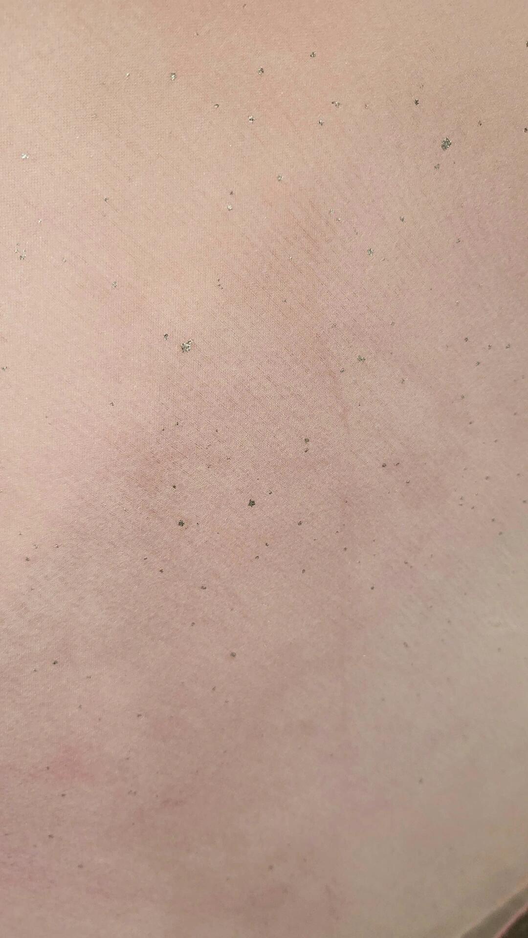
                        景福宮????YES韓服穿搭分享大家好～這里是YES韓服哦~最近已經可以感覺到夏天過去，秋天已經來到了～早晚都可以吹到涼爽的風??“好喜歡…秋天～！”??今天要為大家介紹的韓服是粉色裙子和與之相配的上衣～這件裙子的粉色，很淡雅，有霧氣騰騰的花紋和小銀色亮片，展現神秘色彩（看近景拍攝本就能知道，參考最后一張～)有很多寶寶會覺得粉色穿不好會顯得很土，但是這個裙子完全不用擔心～！對于想要淡雅、高級感的小伙伴們來說，這件最適合不過啦～YES韓服會為您提供別處無法看到，屬于YES獨有的美麗噢～????YES韓服的特色????1??店內所有的韓服都是兩位店長小姐姐親手制作噠～??沒有一件韓服是買入的哦～所以每一件韓服都承載了小姐姐們滿滿的心意^_^2??店內的環境超級超級干凈～！??店長小姐姐們都會每天把客人們穿過的衣服和飾品進行清洗和保養～??3??店內支持中文英文韓文服務～??4??最重要的一點～！??我們店的店長小姐姐們真的超級溫柔呢～????體驗小tip????1??景福宮每周二閉館，所以想要光臨的朋友們最好把日期錯開周二。2??韓服種類：女生韓服價格有所調整??（有優惠啦哦～！）? 高檔韓服2H/25000-35000韓米不等? 王后的款式2H/35000韓米*女生的價格是包含內襯裙，發飾，包包的哦！之前額外收費的項目全部包含在其內了呢！所以會比之前的價格更加優惠哦！? 男生韓服的價格：2萬～3萬韓米/2H? 小孩子韓服的價格：? 女孩：15000～25000韓米/2H? 男孩：10000～20000韓米/2H3?我們店提供免費的盤發服務，小姐姐們可以提前找一些喜歡的發型到時候給店里的職員看哦～可以完成的發型都是會幫小姐姐們盤好的呢！but~?? 店里不提供化妝服務和拍攝服務哦～^_^4??本店還會提供韓服坡跟鞋和其他飾品供大家選擇（帽子，包包等），價格都是在3000-5000韓元不等～5??我們店的時間是按照2小時為基礎（預約的話免費贈送1小時的體驗時間）～如果朋友們沒有在規定時間里歸還韓服的話，超時的費用是按照基本單位兩個小時計算哦～補款5000韓元（30元）就可以啦^_^6??如果是在秋冬天氣較寒冷的時候盡量上衣穿白色或者肉色的低領打底，這樣上身效果會更好一點。最后希望每一位朋友都能玩的開心哦#景福宮 #韓服 #韓服體驗 #韓國旅行 #韓國穿搭