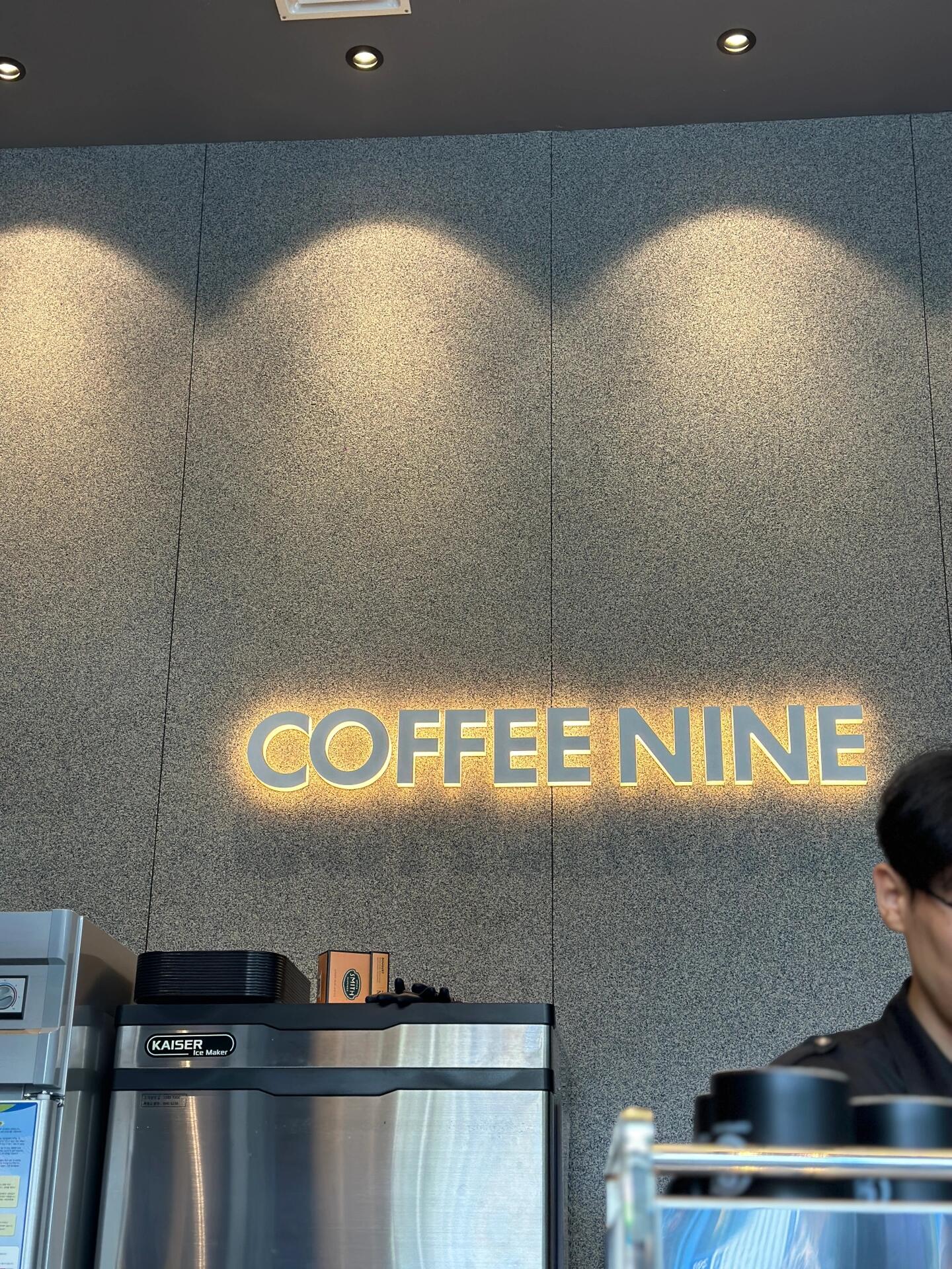 
                        韓國獲獎咖啡店????真的超好喝??Coffee Nine??聽說這家店在2012年拿過??一直覺得咖啡店的咖啡都差不多但這家是唯一每次來都要喝的??選擇也很多?點了招牌Nine Latte?會上癮??1號線鐘路5街站 8號出口???? ??? ?? 210 1? 108???5? 138-4 03195有幾家分店????????#咖啡 #探店 #cafe #韓國咖啡店 #首爾探店 #吃貨在首爾 #打卡