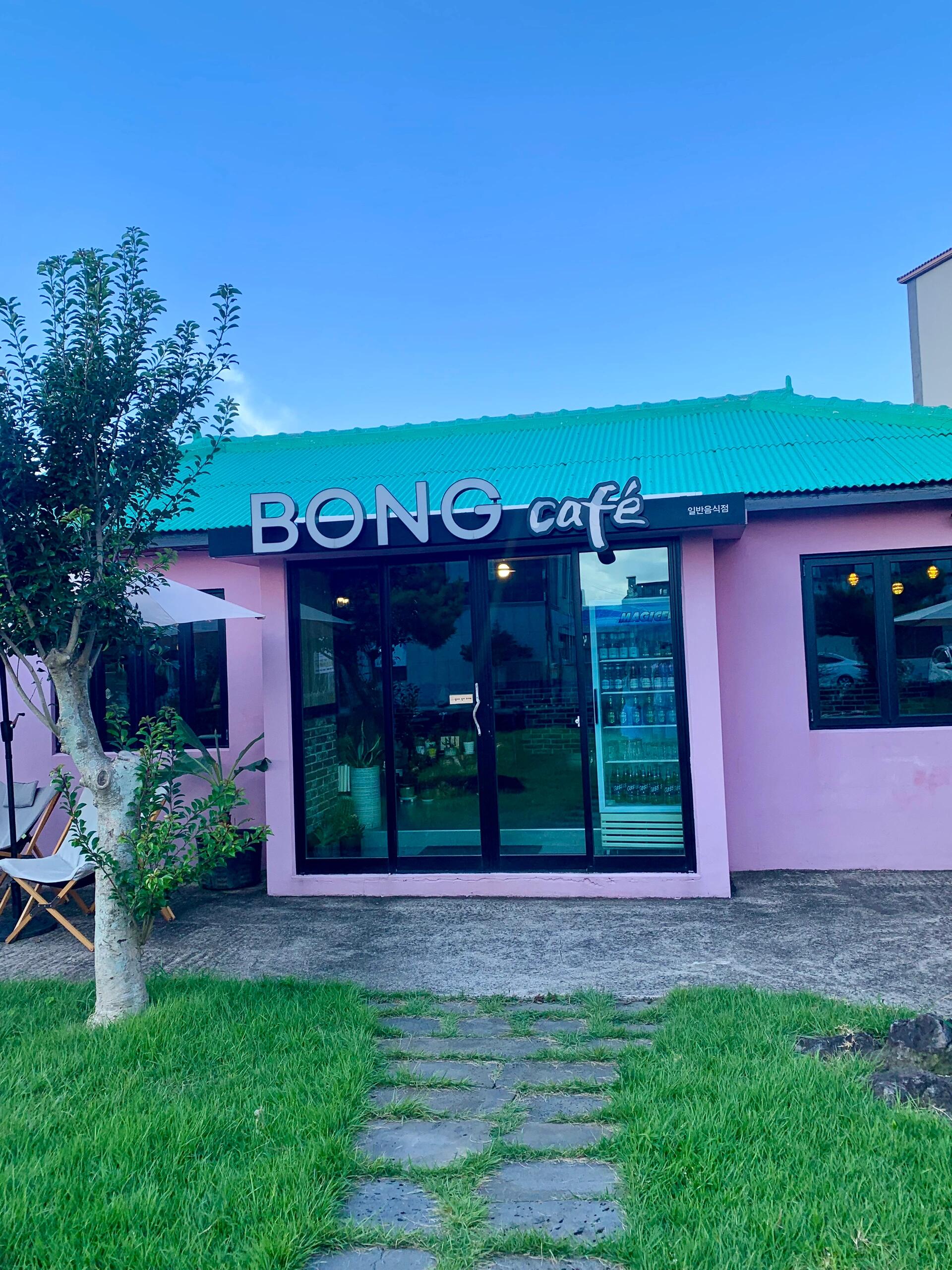
                        Jeju Bongcafe｜城山日出峰必打卡的美味咖啡店在海邊享受美景的同時，這家咖啡店的美食也不容錯過！他們家的華夫餅是現烤的，外脆內軟，再淋上香甜的蜂蜜，簡直讓人驚艷，沒想到華夫餅還能這么好吃??#濟州島 #城山日出峰 #咖啡店 #美食推薦 #旅行必去
