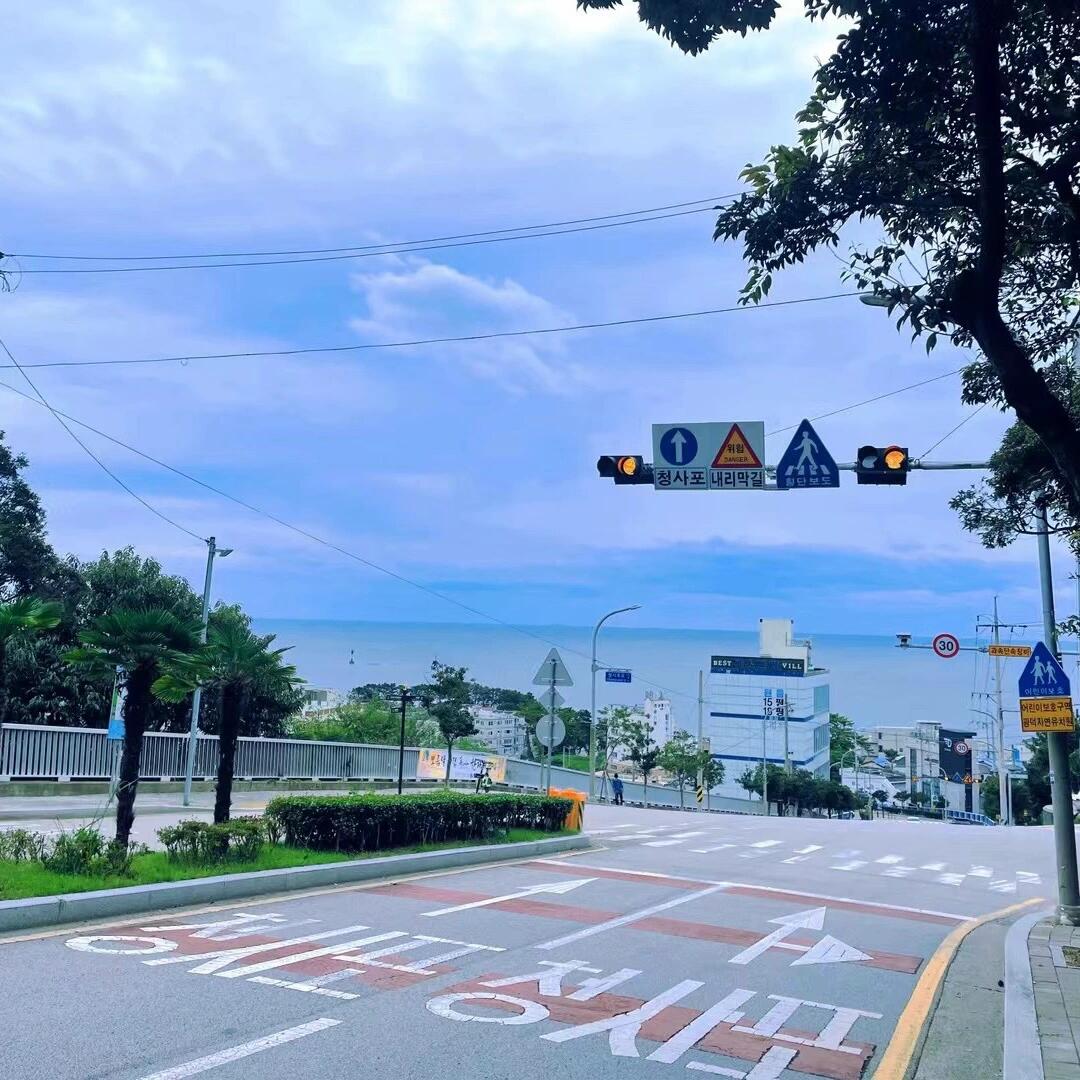 
                        釜山膠囊小火車｜浪漫穿梭于森林與海洋之間釜山最浪漫的體驗非膠囊小火車莫屬啦??無論是從尾浦還是青沙浦出發，都能感受到無與倫比的美景！在森林與海岸線之間穿行??，這種感覺真的太愜意了～購票攻略??1??訪問Blue Line Park官網2??選擇膠囊小火車（千萬別選錯哦??）3??使用Visa等信用卡??4??哪里有票就買哪里，強烈推薦青沙浦出發??#浪漫生活 #旅行靈感 #釜山游記 #膠囊小火車 #海邊攝影 ??