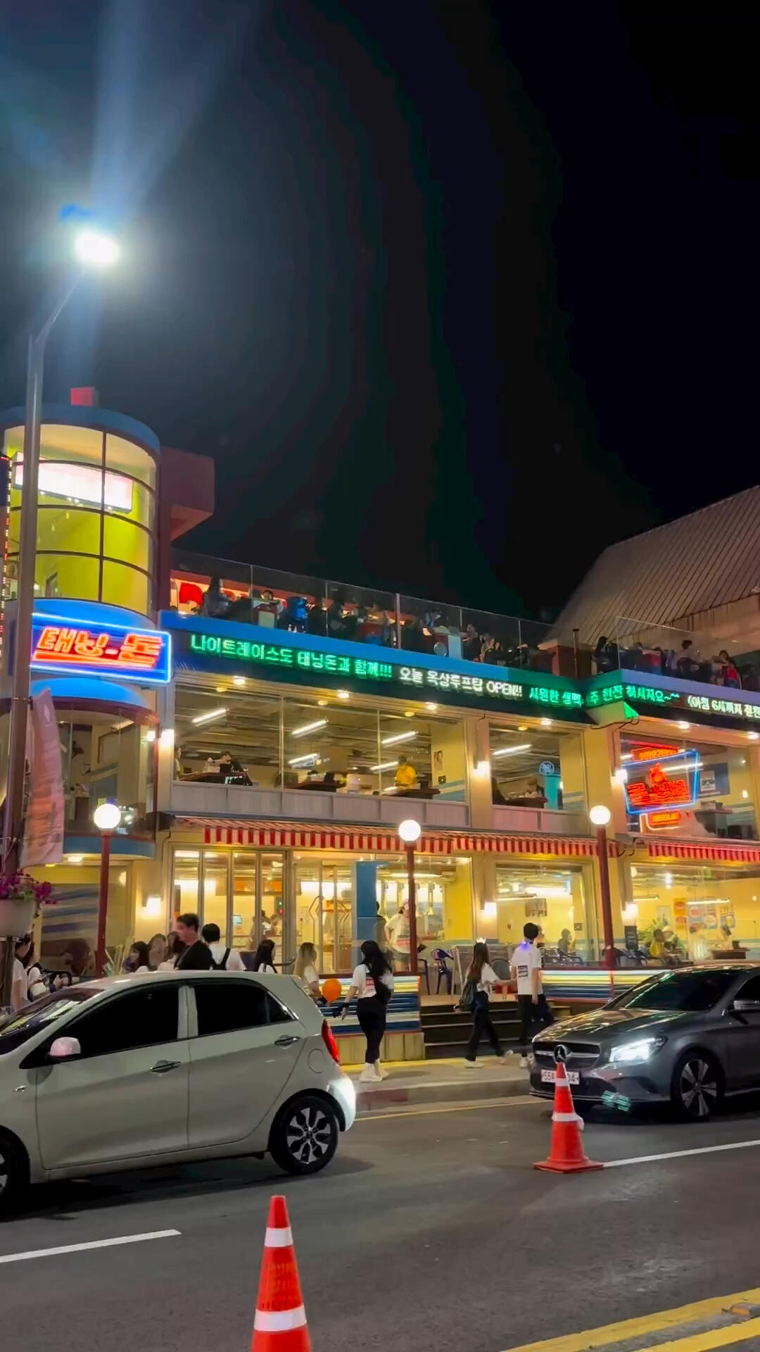 
                        ????韓國釜山｜必打卡的廣安里烤肉店！在廣安里海邊享受地道的烤肉，真是香到不行！???? 屋頂上的烤肉派對，配上小酒，氛圍簡直絕了！來釜山一定要來這里打卡，景色美到讓心情瞬間變好！?????????? ??? ????? 251#釜山旅行 #韓國釜山 #釜山 #韓國探店 #韓國烤肉 #韓國旅行 #韓國生活 #韓國美食 #釜山探店 #韓國