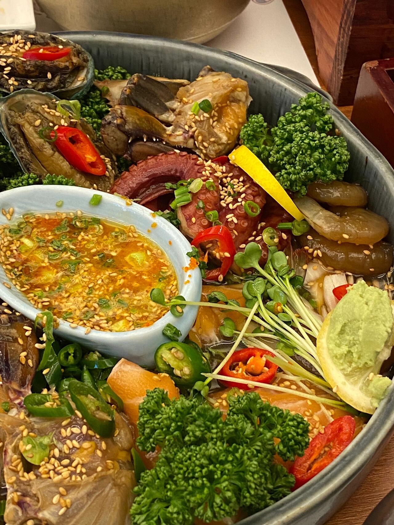 
                        釜山美食??海云臺必打卡的醬海鮮鍋???在尾浦海邊列車站附近，有一家超火的ins網紅醬海鮮鍋店，是我韓國室友強烈推薦的釜山必吃美食！?店名：?????位置：?? ???? ????62?? 3必點他們的招牌醬海鮮鍋定食！(3W/人）套餐包括：三盤配菜、海鮮海帶湯、石鍋飯、醬海鮮鍋、拌飯碗（內含紫菜碎）醬海鮮鍋里有七種食材??：蝦、公蟹、母蟹、鮑魚、海螺、三文魚、章魚萬物皆可醬腌??我之前最愛吃醬三文魚，但這一鍋里根本挑不出最愛，因為每種都超級好吃！店里的姨母還會介紹最推薦的吃法（每桌都有貼哦）最后和朋友吃到扶墻出，感覺懷胎五月了??#釜山美食 #我愛吃海鮮 #探店日常 #韓國留學日常 #釜山旅行 #海云臺美食 #釜山攻略 #釜山探店 ????