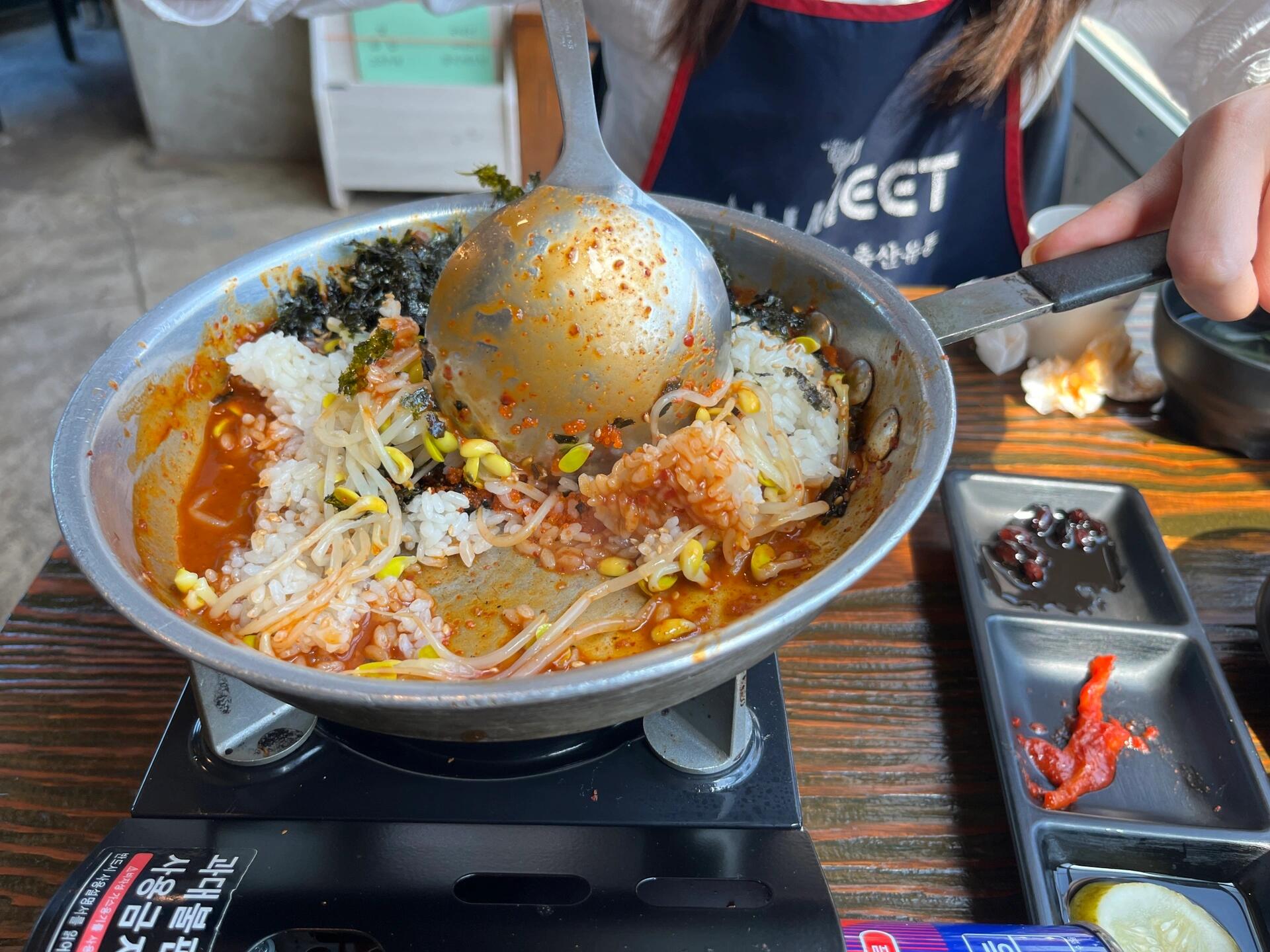 
                        濟州島四天三夜美食之旅，超滿足！這次錯峰游玩濟州島，沒怎么做攻略就出發了，跟著小紅書推薦的幾家店走，只有一家踩雷，其他都很滿意哦！??P1-2 牛島 blanc roche ??????????心目中濟州島風景最佳的咖啡店！人均消費大約100元，巴斯克和美式一般，但冰淇淋很不錯。風景無敵，值得一去！????P3 月汀里 mou moon ??????????個人排名第二的咖啡店。雖然去的時候天氣不佳，但風景依然美麗。二層的咖啡店可以看到沖浪者，坐在窗邊特別舒服。甜品稍微偏甜。???♂???P4 牛島 hahahoho 漢堡店 ??????????風景也很棒，對面有小海灘和油菜花田。11點開始營業，店員英語超流利。漢堡和花生奶昔都很美味，漢堡價格約1萬韓元，雖然小但物有所值。????P5 日出峰腳下 starbucks ??????甜品價格和國內差不多，有會說英文的店員。點了兩杯季節限定，金桔和抹茶味，都偏甜，抹茶更好喝。甜品一般，風景好的座位不多。????P6 日出峰旁邊的烤肉店 ????????兩人份黑豬肉6萬韓元，還送巧克力。店員幫忙烤，肉質特別好。我不吃肥肉，但這里的黑豬肥肉很有嚼勁，一點也不膩。????P7-8 月汀里附近 咖喱飯 ??????原本想去bengdi，但那天關門了。找到這家店在bengdi左邊的小路上，門店隱蔽，菜品不多，但店員很友好，是家溫馨的小店。????P9-10 bhc炸雞 ????????兩種口味都好吃，一個是芝士粉味，另一個是matcho-king味。千萬別點雙拼，量少且是冷凍雞塊，不好吃。一定要單點一種口味！????P11-12 涯月邑 ZZIM 海鮮排骨鍋?紫菜飯 ????????店長很友好，排骨特別好吃。海鮮看著誘人，但下次我會點整個排骨鍋。紫菜飯拌進去后，體驗感滿滿。????唯一不太滿意的是涯月邑的haru film，拿鐵很淡。更重要的是，這家店在小紅書上很火，很多人來打卡。有些游客拍照時堵著大門，影響了其他人。出門游玩還是要注意不影響他人為好哦！????#濟州島 #濟州島旅游 #濟州島咖啡店 #牛島 ????