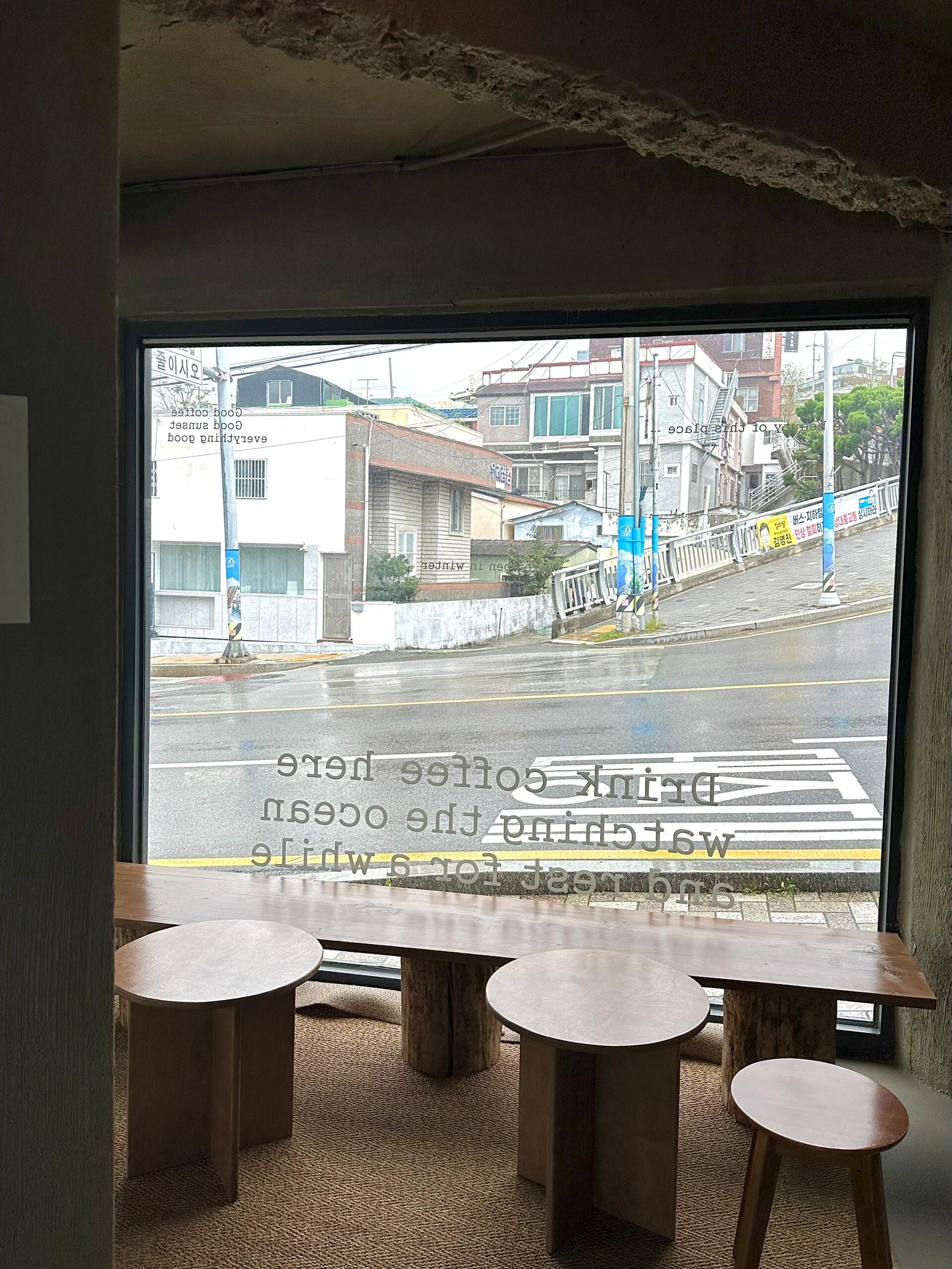 
                        釜山????必打卡的海景咖啡廳??Having Moment Cafe位于白淺灘文化村，即使在陰天也美得讓人心醉。透過落地窗，映入眼簾的是無敵海景，絕對是發呆的好地方??。三杯飲品都超級好喝，值得一試！#每秒都值得記錄 #韓國 #韓國釜山 #釜山旅行 #釜山旅游 #釜山探店 #釜山咖啡廳