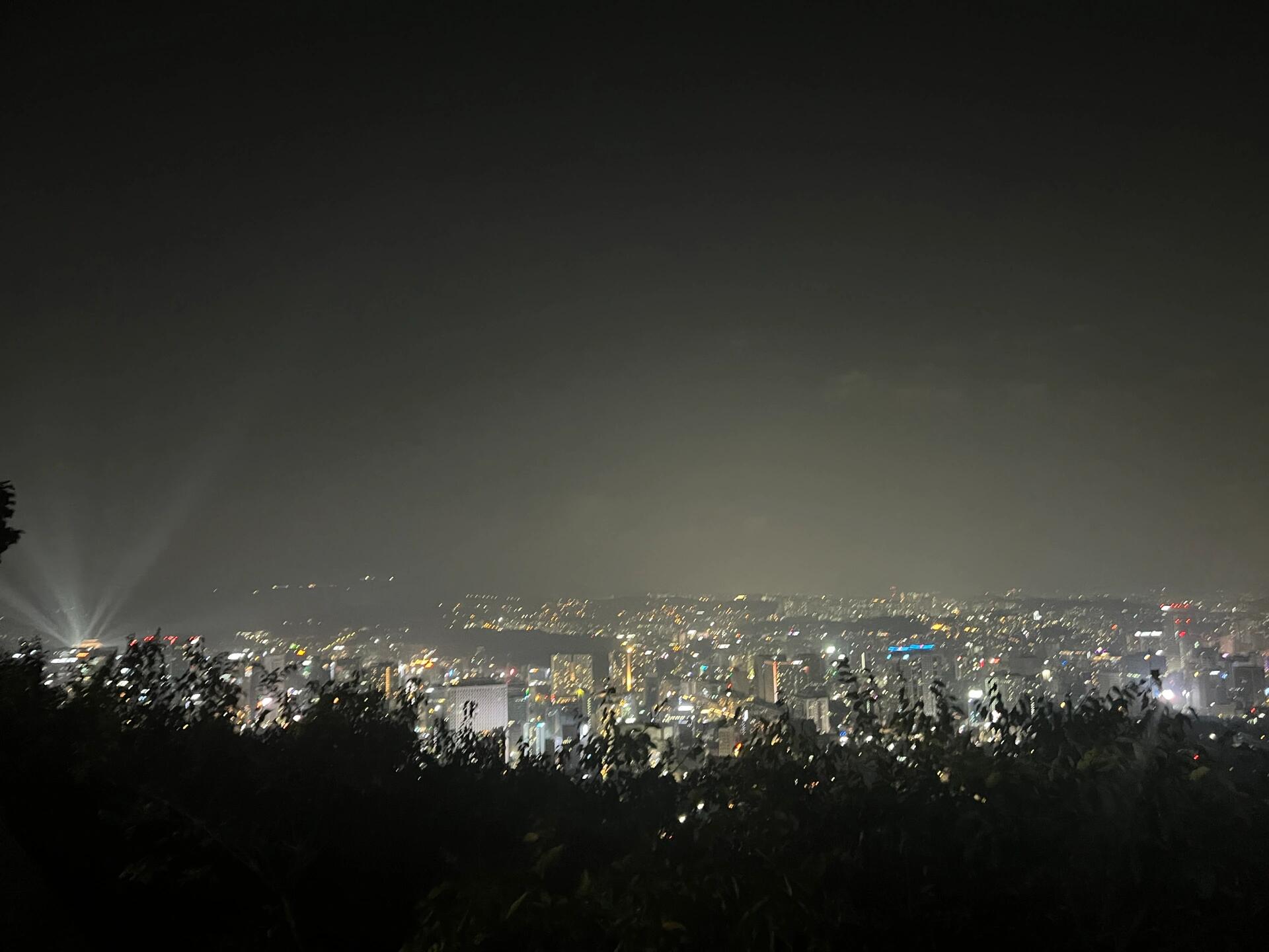 
                        首爾旅行初體驗首爾的美食真的讓人流連忘返，價格也算合理哦～??明洞簡直是中國游客的天堂，完全不用擔心語言不通的問題！?????? 出行必備：Google Maps，導航超方便！?? 打車推薦：kakao T，快捷又省心。?? 公交出行：記得買一張T money卡，省錢又方便！#韓國 #首爾 #韓國旅行 #明洞 #旅行攻略 #韓國美食 #首爾交通