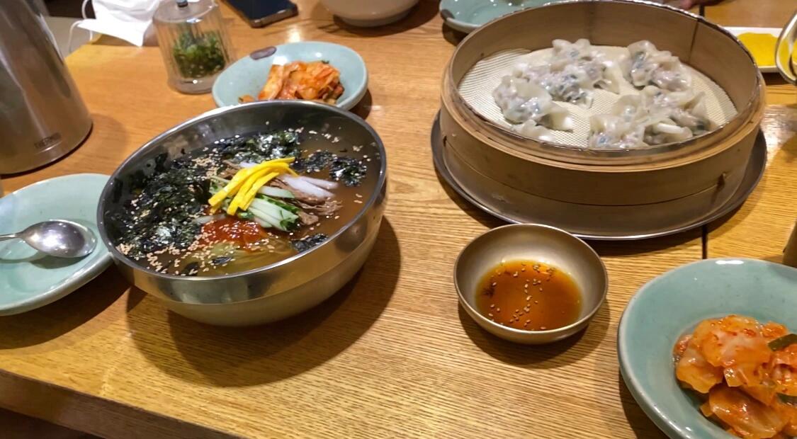 
                        ????韓國留學必打卡??釜山手工面食店???這家手工面店是當地出租車司機強烈推薦的哦！店里有清湯面、拌面，還有餃子和拌飯，味道都超級贊！如果你住在附近，一定要去嘗嘗看哦～??地址：?? ???? ??????59#韓國生活 #留學韓國 #韓國留學日常 #釜山 #釜山旅行 #釜山美食 #釜山探店 #韓國釜山 #釜山旅游 #釜山攻略 ????