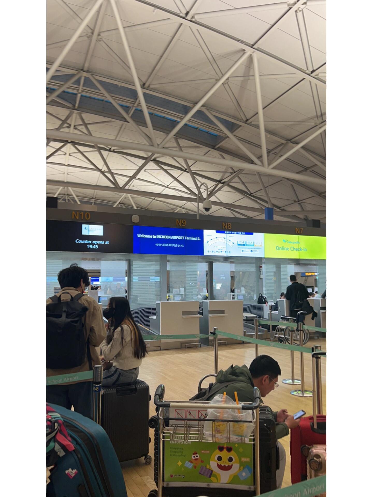 
                        5天韓國首爾自由行攻略（小白必看）上1??捷運卡必備！推薦圖二這種卡，我充了好幾次，出門基本靠捷運。如果打車，這個卡也能用，記得多充點！我大概充了5萬韓元，不夠再充。韓國人普遍不說中文，韓英交流有點難，推薦用Papago翻譯軟件，超級好用??2??明洞主要逛免稅店，其他地方可以略過。免稅店在8-12樓，不是整個商場都是哦，要坐電梯上去！新世界的貨品比樂天全，價格也更劃算，推薦去新世界。新羅就沒必要去了，價格不如國內直播便宜，哈哈哈。??????很多人糾結自由行還是跟團，如果買很多就跟團，買不到100美元或者買一點點就自由行，自由行折扣低，6折7折，不如直接低價買，跟團還要等！????如果要買本土品牌，建議去新世界，價格合適還能折上折。像韓國的Olive Young貨品全但價格貴，沒有免稅店便宜，免稅店有的就買，沒有的再去Olive??3??景福宮拍拍照就好，隨便找家預約，我找的是很火的那家，整體不錯！宮里沒必要進去，不如故宮的萬分之一（愛國心爆棚）4??漢南洞強烈推薦??非常值得去！全是小眾品牌，慢慢逛，年輕人多，就是坡多，穿舒服的鞋子，韓國的路不好走。5??圣水不推薦！問了很多韓國本地人，去了一次后悔，每個店都隔得太遠！除非特別愛打卡咖啡店。圣水有家潮牌不錯，最近折扣很給力，去的姐妹可以買買買，就是圖4那家。6??新沙和圣水挨著，我覺得一般，只去了權志龍快閃店，店里也沒什么意思。7??核酸檢測在圖6那家，建議提前預約，很快很方便！8??汝矣島百貨??????必去！超好逛，買了很多衣服和香薰，價格不貴，適合年輕人！9??弘大有點失望??衣服小店廉價，沒有漢南和汝矣島高級，看了一圈就走了。吃的沒啥特別好吃的，我對吃也無所謂??對機場提貨免稅感興趣的可以問我，這一路在機場跑來跑去，真是坎坷。#首爾 #韓國 #COTD咖啡探店 #自由行 #帶著小紅書去旅行 #免稅店 #首爾回國 #商場分享 #好物分享
