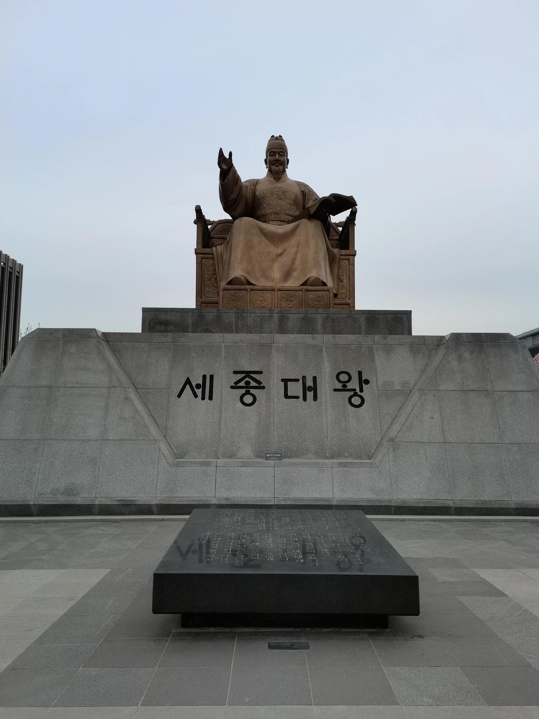 
                        走進首爾景福宮韓國首爾的光化門是首爾的地標建筑，擁有600多年的歷史，坐落在首爾市中心。光化門兩側的景觀對比鮮明，一邊是現代建筑，一邊是古典宮殿，這道門仿佛連接了歷史與現實，而古典宮殿那側便是我要去的景福宮。景福宮幾乎是每個來韓國的游客必打卡的景點，是韓國最具代表性的歷史建筑之一。景福宮建于1395年，是朝鮮王朝的法宮（國王主要居住的第一宮殿）。北靠白岳山而建，正門“光化門”前則為政治和經濟的中心——六曹大街（現在的世宗大路）。由鄭道傳所起的“景福”之名中蘊含著“新王朝將福澤延綿、繁榮昌盛”之意。景福宮在宣祖25年（1592年）發生的壬辰倭亂中被燒毀，270余年未曾重建，直到高宗4年（1867年）在興宣大院君的主導下才得以重修。當時景福宮里曾有500余棟建筑，由國王和官吏辦公的外殿和闕內各司、國王與王后及宮人生活的殿閣、供休息的后苑等構成。景福宮在日帝強占時期被毀壞，1915年日本更是以舉辦朝鮮物產共進會為由，拆除了90%以上的殿閣。復原工程自1990年起正式展開，拆除舊朝鮮總督府建筑，逐漸恢復景福宮的本來面貌。承平盛世、紛爭亂世，景福宮靜靜地佇立于此，見證了國家的變遷，承載著歷史的積淀。景福宮的建筑材質以東方傳統的木、磚、瓦、石為主，其整體格局是以一條中軸線貫穿始終，勤政殿、思政殿、交泰殿等宮殿依次排列，東西分別是東宮和招待外來使臣的慶會樓。光化門前，不同時段都有守將的換崗儀式，守衛們聽著口令、穿著統一的服裝、走著正步交接換崗。今天還看到了穿著宮里服裝跟著口令傳送圣旨的隊伍。景福宮是一個了解韓國歷史文化的好去處。#韓國首爾 #韓國景福宮 #首爾光化門 #人文景點分享 #歷史建筑 #旅游攻略 #文化體驗 #必打卡景點 #韓國旅行 #歷史文化