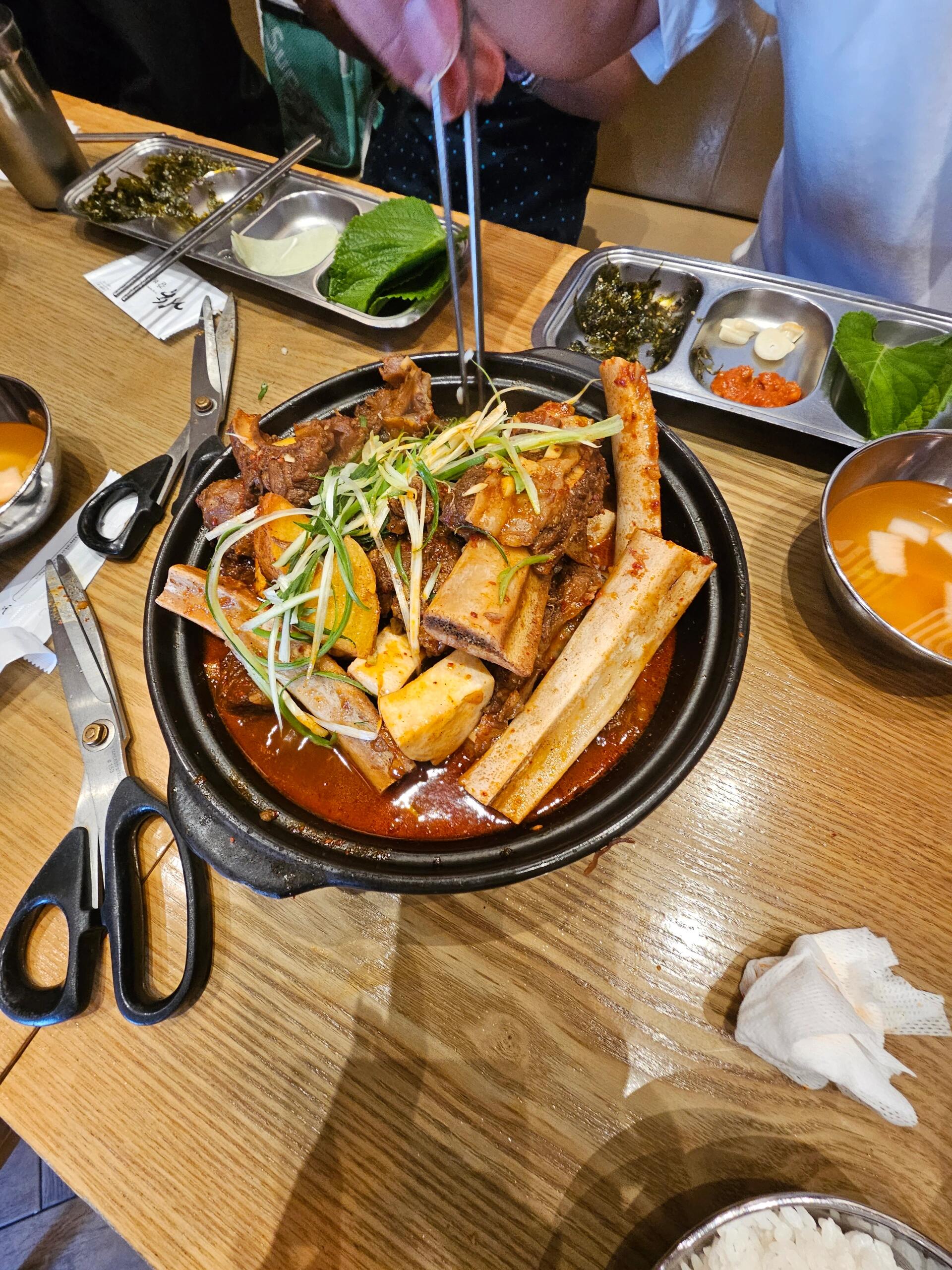 
                        慶州大邱吃喝玩樂指南#慶州旅游 #大邱旅游 #韓國美食 #韓國旅行 #慶州必去景點?? 在慶州和大邱的旅行中，絕對不能錯過的美食和景點推薦！?? #?????大邱巨松排骨：大邱的必吃美味，肉質鮮嫩，口感絕佳！?? #慶州????大陵排骨：慶州的經典美食，嘗一口就會愛上！?? #佛國寺 #慶州佛國寺：歷史悠久的佛教寺廟，感受寧靜與莊嚴。?? #慶州瞻星臺：古代天文臺，夜晚星空璀璨，值得一看。?? #慶州大陵苑：漫步其中，感受自然與歷史的交融。??? #慶州石窟奄：神秘的石窟，充滿了文化的魅力。?? #慶州月精橋：橋的美景讓人流連忘返，名字也很特別哦~ ??快來慶州和大邱，享受一場美食與文化的盛宴吧！
