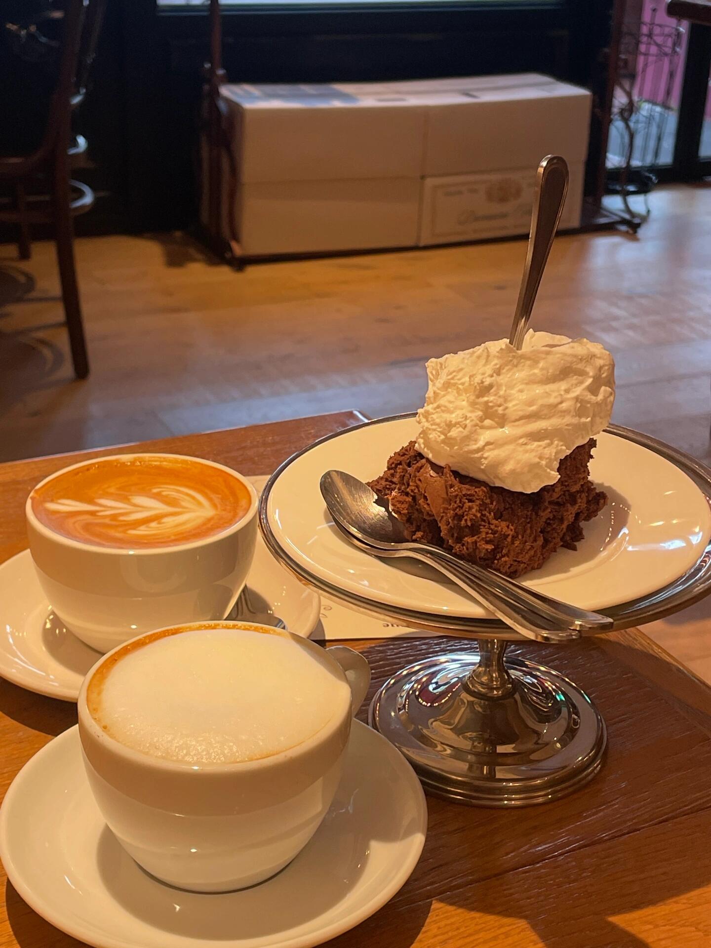 
                        首爾必吃Brunch推薦！???Andaz飯店門口的Buvette，真的是首爾Brunch界的寶藏！聽說東京店要排長隊，但在這里我們輕松walk in，每一道菜都超級好吃，完全不踩雷！特別推薦他們的waffle，簡直是完美的早晨選擇。經典的巧克力慕斯也不容錯過，口感細膩到讓人驚艷。#brunch #探店 #首爾 #首爾旅行 #首爾探店 #韓國旅行攻略 #美食日常 ??????