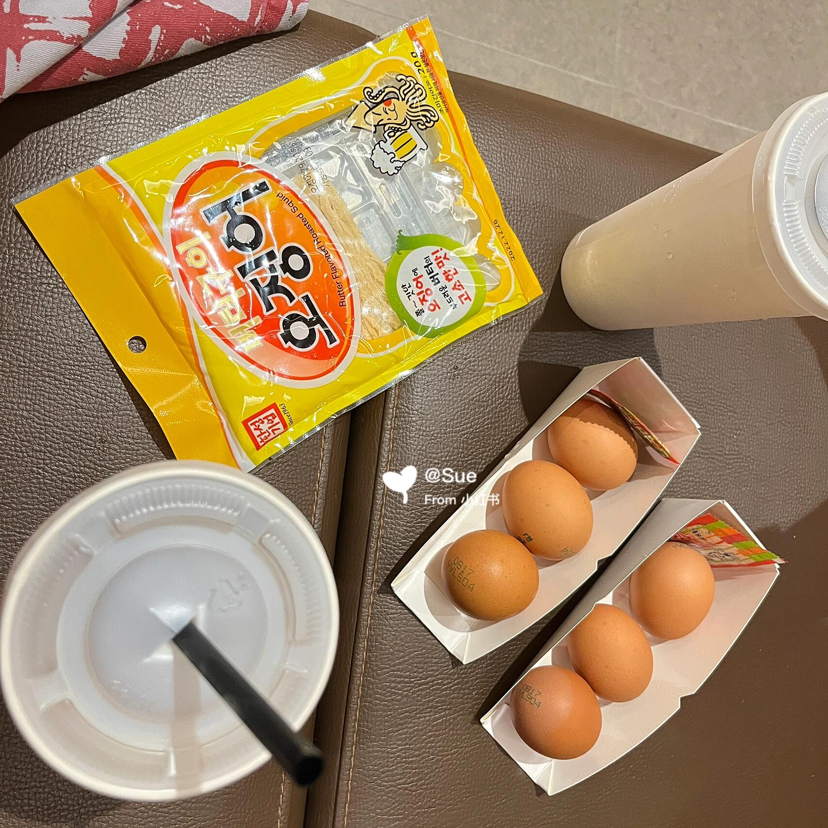 
                        首爾汗蒸｜不會還有人沒去過這里吧？坐標??：??? AQUAFIELD ?????交通??：從回基村出發開車40分鐘 或地鐵??3號線 ??? 3號口出 之后可以換乘公交3分鐘就到了！步行600米 大概10分鐘！價格??：19000韓幣下午3點以后15000韓幣營業時間：每天10:00-21:00這家汗蒸房在購物中心內部，所以受商場營業時間限制，每天晚上9點就關門了。但是下午3點去也可以蒸6個小時，非常劃算！！到之后會看到圖3的機器，直接自己買票就可以。買完票換鞋-領衣服-洗浴或直接進去蒸都可以！洗澡的地方有隔間，但大家都是裸的走來走去哈哈哈。洗澡的地方還有泡湯??，20度到40度不等，大概6個湯池隨便選。洗完澡之后可以舒服地去體驗汗蒸了，也可以在圖4的地方先吃個飯或者喝個??，零食等等（圖9）。進門最門口的位置有一排按摩椅（看圖7，好像是3000一次，記不清了），價格和國內差不多！可以體驗！汗蒸房的溫度是20度到80度不等，可以自由選擇，大概有8個？左右的汗蒸房：扁柏木、木炭房、云朵房、多媒體藝術房、淡英斑巖房、黃土房～～每個有不同的功效，一般都是排毒養顏等等等。??重點是汗蒸完可以去露天泡腳！（圖8）一邊泡腳一邊看風景。如果你是晚上泡的話可以俯瞰夜景??，非常治愈。泡腳旁邊還有休息室，可以看電視劇、睡覺、聽音樂（圖1右上角的樣子，圖片太多放不下了）。蒸完后再洗個澡，化妝區有吹風機、身體乳、護發精油、水乳應有盡有！什么都不用帶，直接沖就行了。汗蒸完出來可以在購物中心??逛一逛，地下有emart traders大型倉儲超市，應有盡有。快沖鴨！#首爾探店 #汗蒸房 #韓國汗蒸 #留學韓國 #約會圣地 #周末去哪兒 #泡腳 #Emarttraders