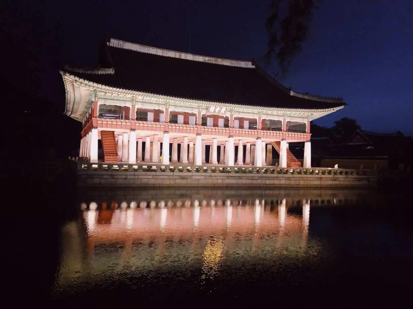 
                        ???? 景福宮慶會樓預約攻略｜4月起開放????國寶級建筑慶會樓坐落在景福宮內的蓮花池上，是韓國最大的兩層木質建筑。這里曾是古代用來宴請大臣和外國使臣的場所，干旱時也會舉行祈福祭祀活動。在一樓可以欣賞到景福宮內的蓮花池美景，登上二樓還能看到西面的仁王山。圖2,3是我之前在景福宮夜場拍的照片，夜晚的景色真的絕美！可惜當時沒機會進去。如果你計劃去景福宮，一定要試試預約參觀慶會樓哦！我也準備試試搶票，但不確定能不能成功。開放時間：04.01 - 10.30，7月整月休息。參觀時間段：每天4次（10點、11點、14點、16點），每次參觀時長40分鐘。每周二及法定公休日（不含周日）休息，另外5.1, 6.7, 8.16, 10.4這四天也休息。參觀含韓文解說。預約方法：通過???? ?????? ??????進行預約，有需要的朋友可以私信我～預約人數：每人可預約2人，每次參觀總人數為30人。預約時間：可提前7天預約，每天10點開放當天可預約名額。由于預約人數眾多，想預約的朋友們一定要提前7天，10點準時搶票哦。入場費：只需購買景福宮入場券，慶會樓參觀免費。#韓國生活 #景福宮 #韓國景福宮 #令人難忘的景點 #韓國旅游 #韓國旅游攻略 #韓國宮殿 ??