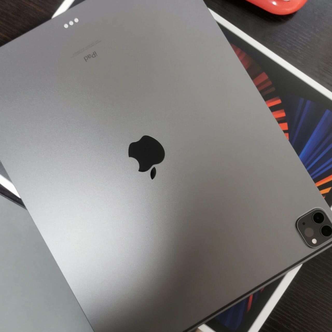 
                        終于換了新的iPad Pro！首爾Apple店體驗(yàn)分享今天終于把用了很久的iPad Pro拿去首爾的Apple店回收了，算是以舊換新啦～順便把積灰已久的iPhone 7 Plus也帶去一起回收??iPad回收價(jià)是?180,000，手機(jī)是?90,000，加上教育優(yōu)惠，最后iPad和Apple Pencil總共花了?1,141,000。??小貼士：1? 舊設(shè)備回收叫“?? ??”，會(huì)以禮品卡形式返還。拿到禮品卡后可以直接使用，所以想以舊換新的話，進(jìn)店第一件事就是做“?? ??”，然后再購(gòu)買新設(shè)備。2? 教育優(yōu)惠全年有效，但一定要記得帶學(xué)生證哦！每人每年最多兩次購(gòu)買iPad享受優(yōu)惠。送耳機(jī)的活動(dòng)在韓國(guó)只有三月份開(kāi)學(xué)季才有，不急的話可以等到那時(shí)候，超劃算～???因?yàn)榱?xí)慣了12.9寸，所以這次還是買了12.9寸的版本。內(nèi)存128GB，WIFI版，顏色選了space gray。因?yàn)槲壹粢曨l用iMac，寫文檔或做PPT用三星的Galaxy Book Flex 2，所以iPad 128GB的內(nèi)存對(duì)我來(lái)說(shuō)足夠了。（Windows系統(tǒng)的筆記本真的很香??）這次去的是新沙的Apple店，現(xiàn)場(chǎng)預(yù)約人超級(jí)多，要等很久很久，所以一定要提前在Apple官網(wǎng)預(yù)約！到時(shí)間直接去就好。店員們都很親切，韓語(yǔ)不好的話也沒(méi)問(wèn)題，直接用英語(yǔ)交流（我就是這樣）。他們的英語(yǔ)都很棒kkkkk（今天還遇到一個(gè)技術(shù)員小哥，之前也在多倫多，哇，他一開(kāi)口瞬間感覺(jué)我還沒(méi)離開(kāi)加拿大??）新沙Apple店地址：?? ??? ???? 43#ipadpro #首爾 #新沙洞林蔭道 #韓國(guó)購(gòu)物體驗(yàn) ????