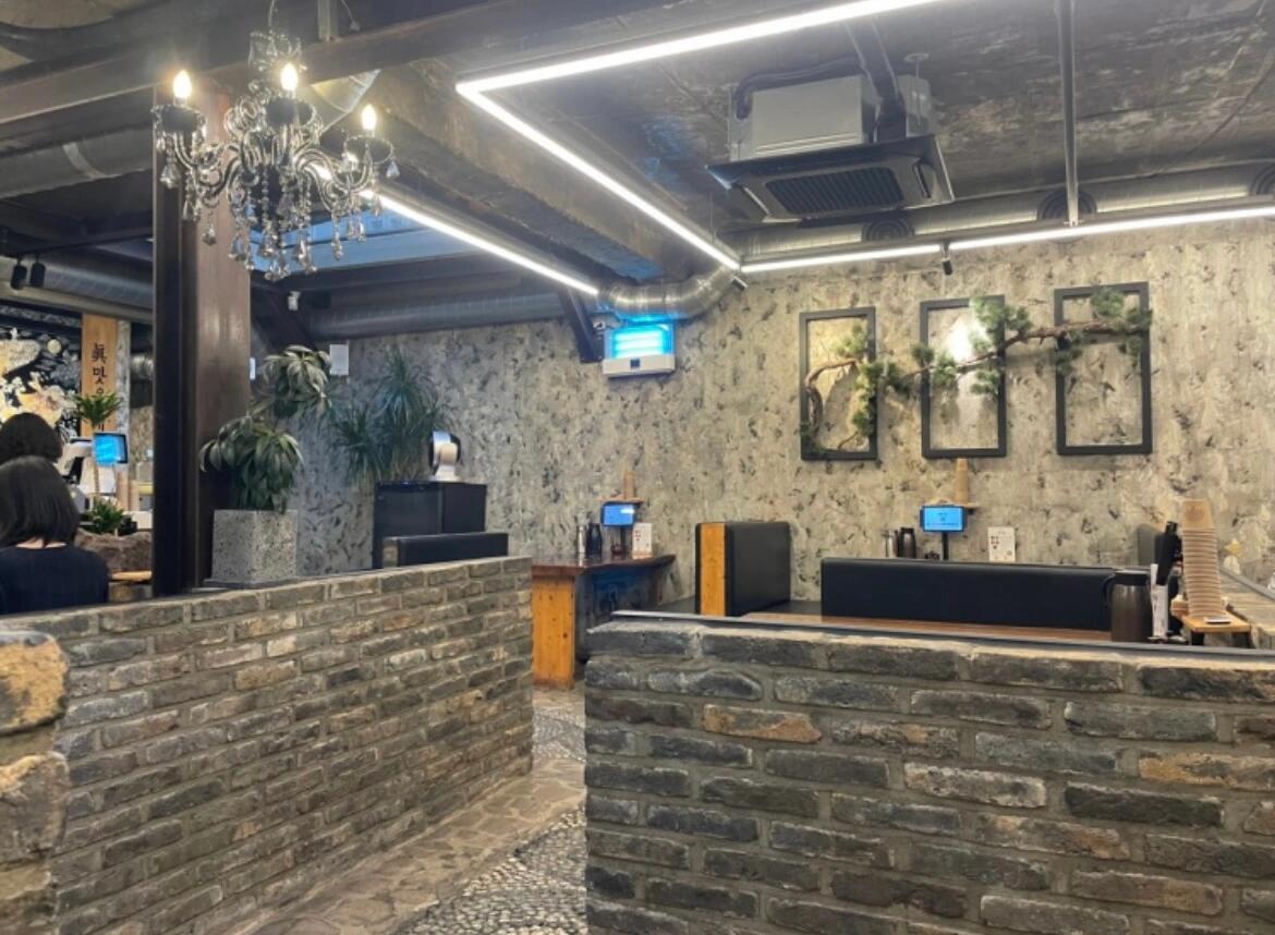 
                        釜山必吃韓餐推薦初次來(lái)到釜山的小伙伴們，如果想嘗試地道韓餐卻不知道選哪家，那我強(qiáng)烈推薦這家店，絕對(duì)不會(huì)出錯(cuò)！每次從中國(guó)飛到釜山，我的第一頓飯必定是這里，完全不用糾結(jié)。這家店在釜山有多家連鎖，打開(kāi)Naver地圖，找一家離你最近的就可以啦。推薦菜品：- ???? (牛肉石鍋飯) 17000韓元低溫發(fā)酵的牛板腱肉與米飯的完美結(jié)合，頂部還放了一塊黃油，攪拌后奶香四溢，絕對(duì)不會(huì)出錯(cuò)的選擇！????- ?? ????? + ???? 15000韓元(烤青花魚?季節(jié)鍋飯)喜歡吃魚的朋友一定要試試！青花魚用海鹽簡(jiǎn)單炙烤，最后擠上檸檬汁，味道特別鮮美。根據(jù)季節(jié)不同，石鍋飯的點(diǎn)綴也會(huì)有所變化。????- ???? (辣炒豬肉飯) 16000韓元喜歡辣味的朋友可以選擇這個(gè)，辣炒豬頸肉搭配米飯，上面還有一根辣椒，吃起來(lái)并不太辣，還有半顆雞蛋。?????這家店的小菜特別精致，口味偏淡，不會(huì)太咸，單吃也很美味，搭配米飯更是絕配，基本上韓國(guó)有名的小菜都有，八種不重樣。搭配的海帶湯我個(gè)人特別喜歡，真的很不錯(cuò)！??雖然這家店價(jià)格稍貴，但對(duì)于剛來(lái)韓國(guó)想嘗試韓餐又怕踩雷的朋友們來(lái)說(shuō)，絕對(duì)是個(gè)不錯(cuò)的選擇，推薦給假期來(lái)釜山游玩的寶子們！?店名：??? ?? (這家是總店)在Naver地圖上直接搜索???即可。地址：?? ??? ?????33?? 101 ????? ??? 195-7 48303電話：0507-1344-0840#韓國(guó) #韓國(guó)生活 #韓國(guó)美食 #釜山 #釜山旅行 #釜山美食 #釜山旅游 #釜山攻略 #釜山餐廳 ???????