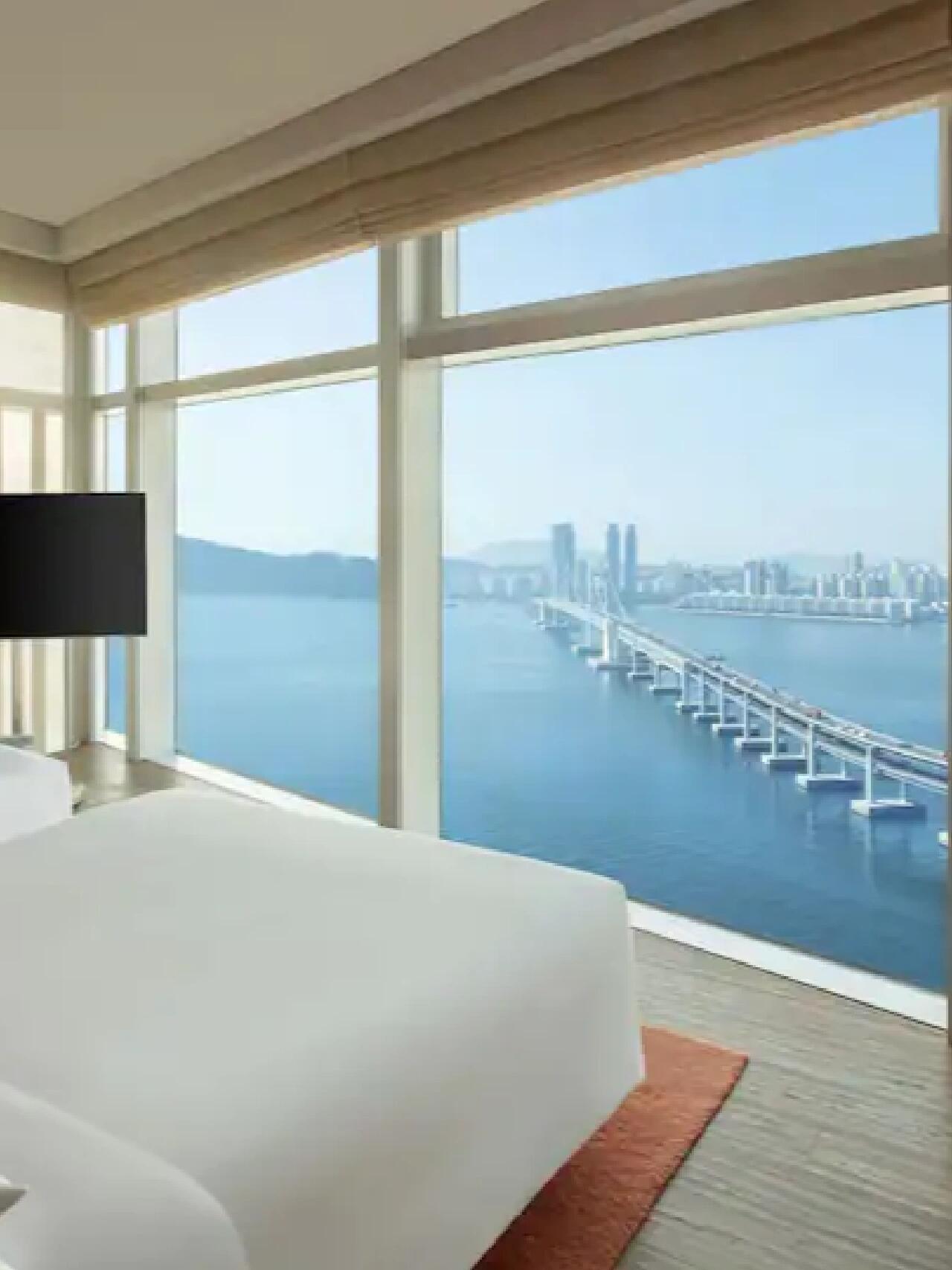 
                        絕美海景??超低折扣??釜山柏悅酒店??酒店介紹：酒店位于海云臺(tái)區(qū)，緊鄰釜山碼頭，距離海云臺(tái)海灘???僅2公里，提供精致客房和套房等豪華住宿。酒店位于30樓，擁有空中大堂，提供免費(fèi)WiFi??和免費(fèi)私人???停車場(chǎng)。空調(diào)客房采用溫暖的米色色調(diào)，搭配木材和紡織品裝飾，鋪有法國(guó)橡木地板，享有城市和釜山碼頭景致的落地窗??。??酒店設(shè)施：每間客房均配備23英寸電視、獨(dú)立花灑淋浴和浴缸?？腿丝梢栽?0米長(zhǎng)的室內(nèi)游泳池???♀?暢游，或在Lumi Spa???♀? & Fitness健身中心????♀?享受按摩放松身心。??酒店餐飲：????????酒店的Steak & Seafood Grill餐廳位于32樓，提供開(kāi)放式廚房、精選優(yōu)質(zhì)牛排和新鮮海鮮，以及韓國(guó)美食。Living Room意式餐廳位于31樓，提供采用精選傳統(tǒng)食譜和優(yōu)質(zhì)當(dāng)?shù)厥巢呐胫频恼谝獯罄朗?。酒??位于酒店30樓，提供季節(jié)性下午茶套餐、豐富的小吃和飲料，并可欣賞壯麗景色。??酒店位置優(yōu)越：酒店距離風(fēng)景如畫的Dongbaekseom Island島上的Nurimaru有4分鐘車程，距離釜山會(huì)展中心5分鐘車程，距離海云臺(tái)海灘6分鐘車程，距離金海國(guó)際機(jī)場(chǎng)40分鐘車程。??滴滴滴，提供具體入住時(shí)間私聊我報(bào)價(jià)??通過(guò)預(yù)定即可享受以下權(quán)益:??入住前一天退改無(wú)憂??視房態(tài)免費(fèi)升級(jí)房型??視房態(tài)提前入住/延遲退房#韓國(guó)釜山 #釜山旅行 #釜山攻略 #釜山柏悅酒店 #釜山君悅酒店 #釜山酒店推薦 #釜山奢華酒店 #釜山5星級(jí)酒店 #釜山網(wǎng)紅酒店 #韓國(guó)釜山酒店 #釜山星級(jí)酒店 #釜山海雲(yún)臺(tái) #韓國(guó)釜山海云臺(tái)美食 #釜山折扣酒店 #韓國(guó)釜山柏悅酒店 #釜山威斯汀酒店 #釜山美