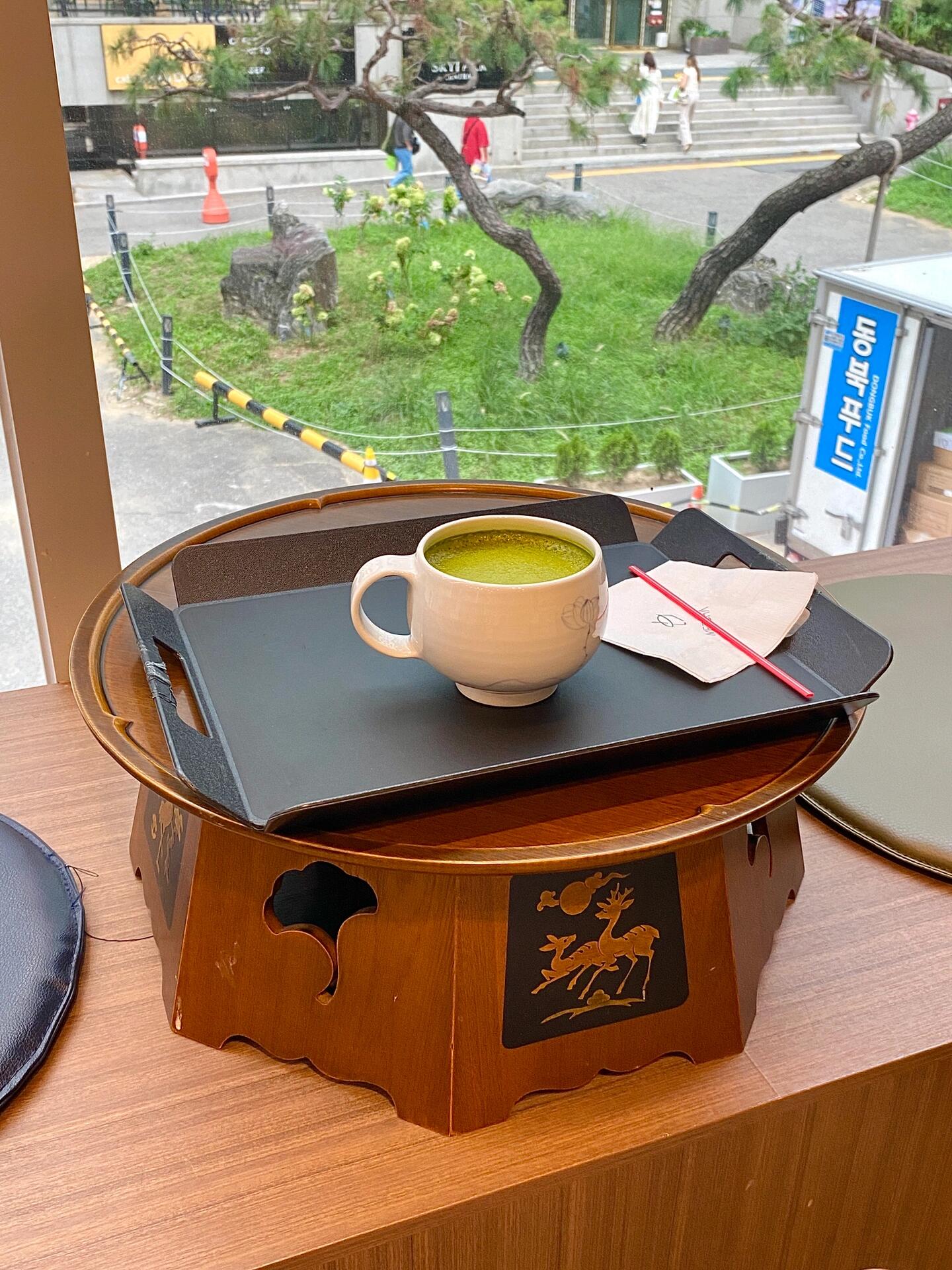 
                        首爾明洞必打卡的抹茶天堂！抹茶愛(ài)好者的心頭好??位于明洞，交通超級(jí)方便哦～雖然韓國(guó)人對(duì)咖啡情有獨(dú)鐘，但這家抹茶店也提供咖啡選擇哦～整整四層樓的空間！一樓負(fù)責(zé)點(diǎn)單和取餐，抹茶是這里的招牌，現(xiàn)點(diǎn)現(xiàn)磨，香氣撲鼻～一樓有吧臺(tái)座位，不過(guò)不太舒適，建議上樓找位置樓上每層都有不同的風(fēng)格，座位充足還有電梯，完全不用擔(dān)心端著飲品爬樓梯哦～-除了抹茶飲品，還有抹茶甜點(diǎn)不過(guò)韓國(guó)甜品普遍偏甜，所以我沒(méi)有嘗試我點(diǎn)了他們的招牌抹茶??抹茶味道非常濃郁，口感厚實(shí)！奶香也很足，逛累了可以來(lái)這里休息一下-??：METCHA????：????? ?? ??1? ??9? 17#吃貨在首爾 #首爾旅行 #首爾 #首爾探店 #抹茶控 #抹茶 #抹茶甜品 #首爾咖啡廳 #明洞 #寶藏甜品店分享 #我的咖啡日記