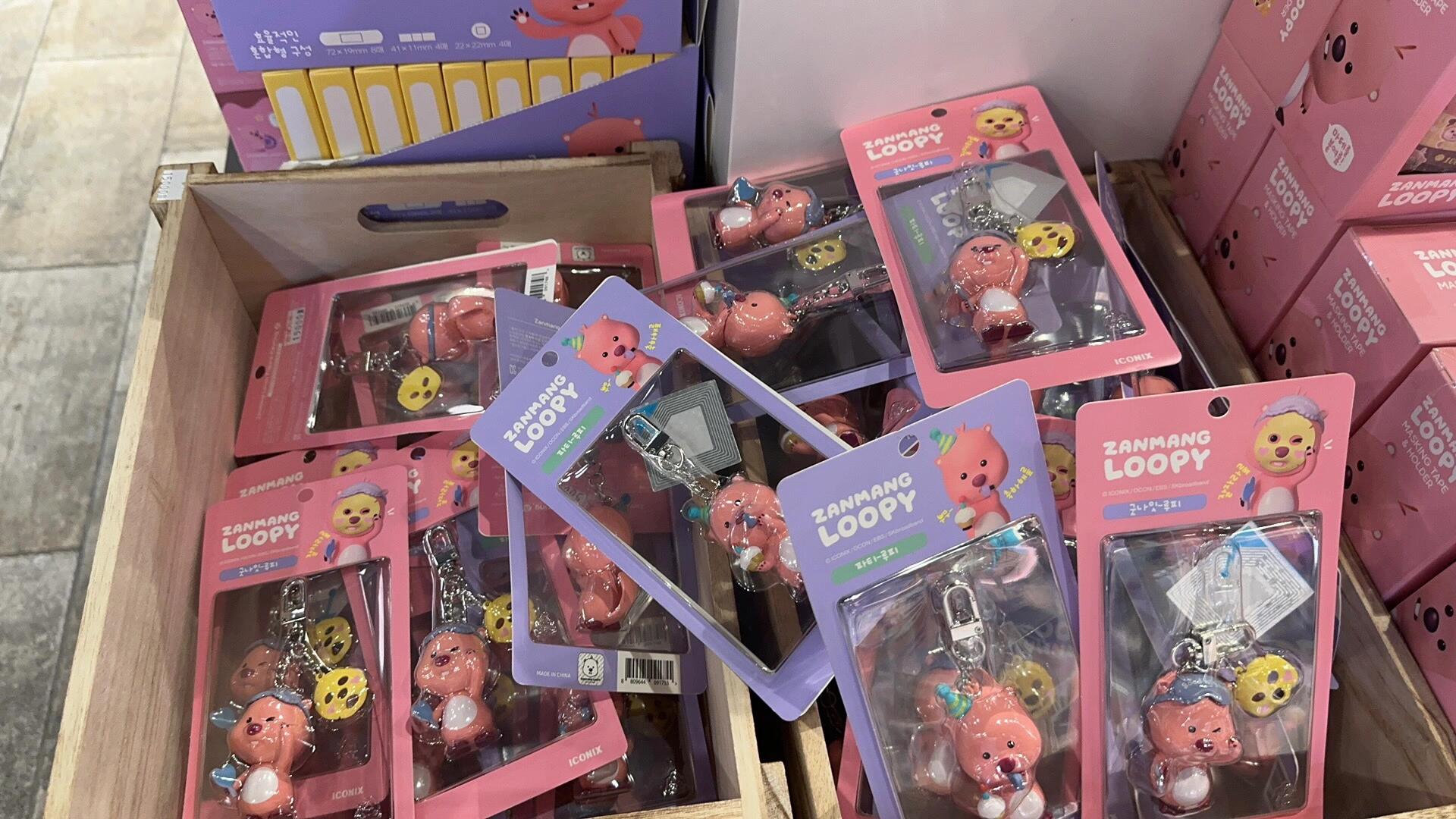 
                        一張圖教你如何找到弘大對(duì)面的Loopy書店！首先，從弘大入口站2號(hào)口出來(lái)，乘坐扶梯上去，往前走幾步（不用過(guò)馬路），你會(huì)看到“EXIT”的標(biāo)志。按照p1的3個(gè)步驟！先進(jìn)入大門！然后乘坐一個(gè)扶梯下去（你會(huì)看到很多賣鞋子的店鋪），接著按照p1右下角的指示，再乘坐一段向下的扶梯，往左看！你就能看到很多很多Loopy啦（圖拍的不夠全，但比對(duì)面的Kakao Friends更多哦）??地址：?? ??? ??? 161 ??2???營(yíng)業(yè)時(shí)間：每天11:00-22:00祝?大家購(gòu)物愉快！#loopy #韓國(guó)loopy #Loopy代購(gòu) #首爾探店 #弘大探店 #韓國(guó)旅行 #韓國(guó)購(gòu)物 #弘大購(gòu)物 #首爾購(gòu)物????