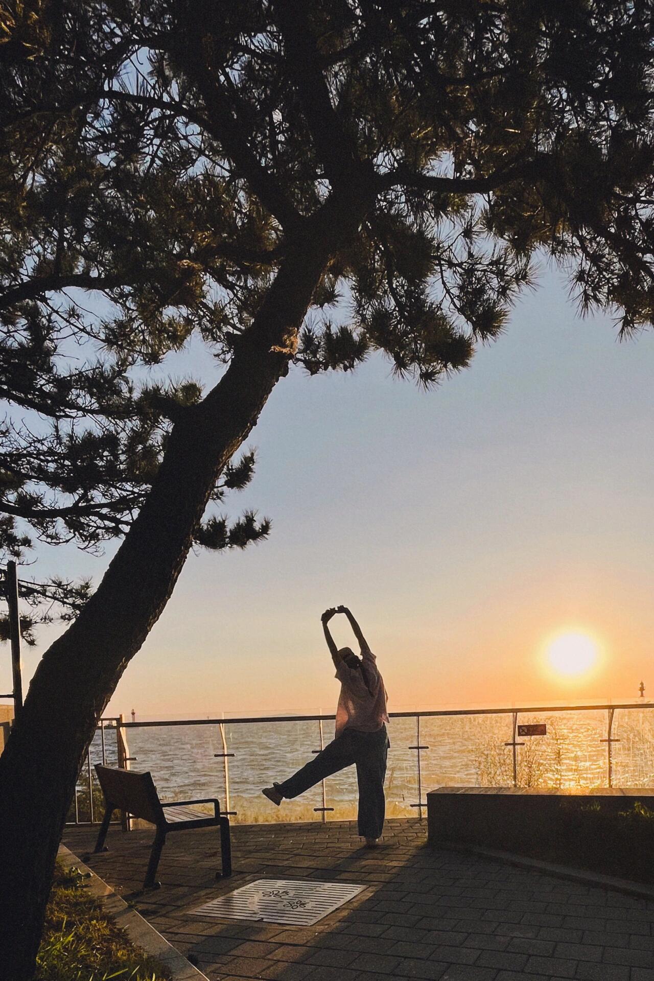 
                        Chill在仁川，享受慢生活～國(guó)慶假期當(dāng)然要去仁川的中華街逛逛啦！雖然沒(méi)有特別的國(guó)慶氛圍，但來(lái)玩的韓國(guó)人還挺多的～吃的也多是韓式料理哦。坐上公交，慢悠悠地前往月尾島。島上充滿了海濱度假的感覺(jué)，真是個(gè)放松的好地方！你會(huì)看到很多老年人在唱歌跳舞，還有情侶們撐著傘在海邊低語(yǔ)呢?？赐昝利惖娜章浜?，慢慢走回中華街?，F(xiàn)在就等著來(lái)一碗不甜的炸醬面啦，社長(zhǎng)nim，快上菜吧！??#仁川月尾島 #韓國(guó)仁川中華街 #韓國(guó)旅行 #仁川美食 ????