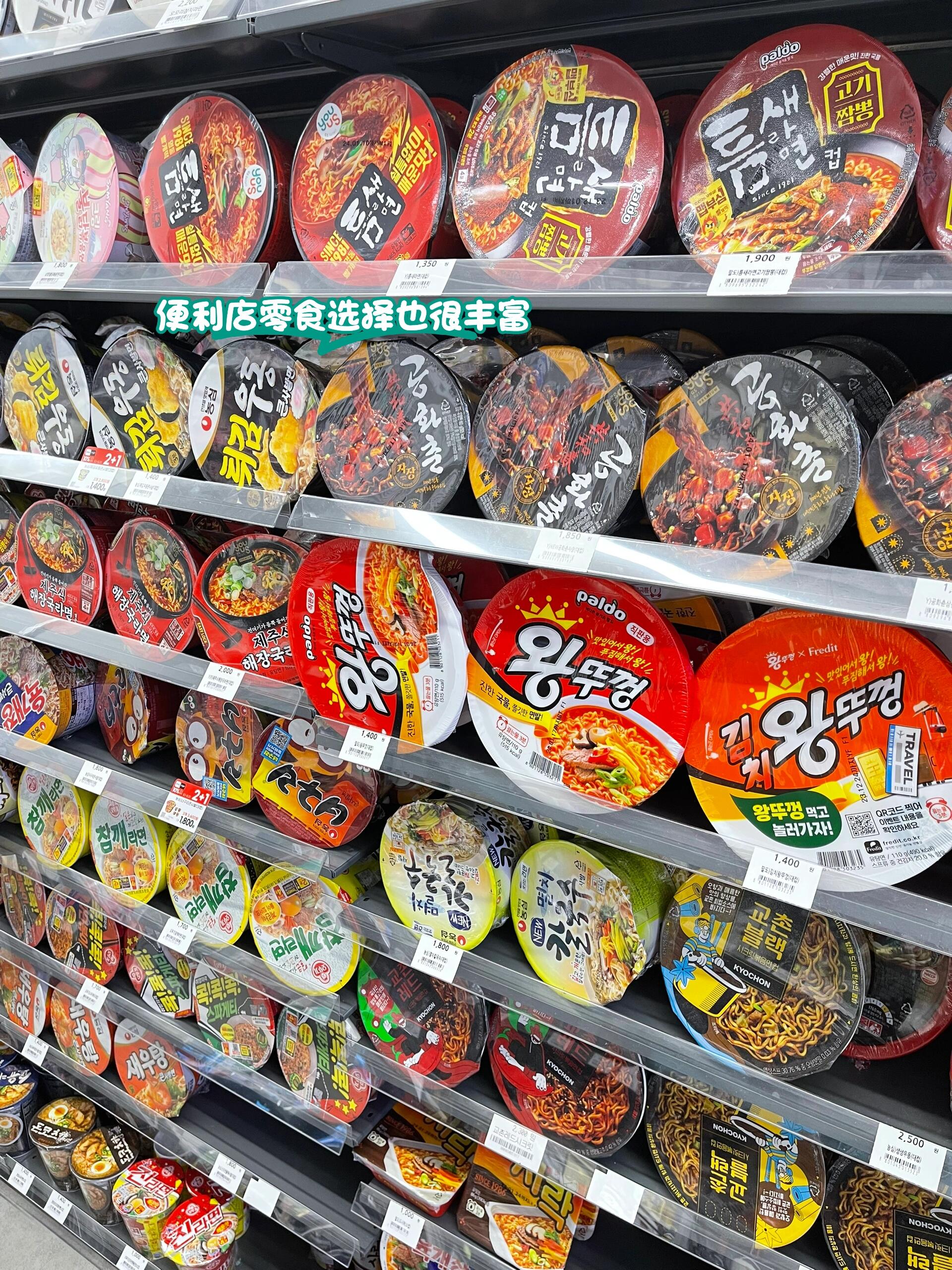 
                        韓國(guó)飯店攻略????：G3 HOTEL??捷運(yùn)站忠武路6號(hào)出口（6號(hào)出口有滾梯，帶行李箱的朋友會(huì)輕松很多）距離明洞僅一站，步行約1公里，無(wú)論選擇捷運(yùn)還是步行都很方便，途中還會(huì)經(jīng)過(guò)南山塔，拍照打卡的絕佳地點(diǎn)????機(jī)場(chǎng)巴士6001/6015均可到達(dá)，步行100米即到飯店??飯店旁邊有一家24小時(shí)便利店，凌晨00:00-1:00無(wú)法使用微信和支付寶支付，其余時(shí)間均可使用??便利店對(duì)面有一家非常受歡迎的MEGA COFFEE，點(diǎn)單需使用Visa或現(xiàn)金??總體來(lái)說(shuō)，這家飯店非常不錯(cuò)，干凈整潔。我們預(yù)訂的是家庭房，三個(gè)女生住在一起很安全，房間內(nèi)有一個(gè)雙床和一個(gè)單人床，足夠?qū)挸?，三個(gè)行李箱也能輕松放下。衛(wèi)生間配備智能馬桶，去明洞和周邊購(gòu)物非常方便，距離樂(lè)天和新世界免稅店也很近，強(qiáng)烈推薦??！#韓國(guó) #度假飯店 #飯店推薦 #發(fā)現(xiàn)寶藏飯店 #旅游攻略 #韓國(guó)日常 #韓國(guó)飯店 #韓國(guó)旅游