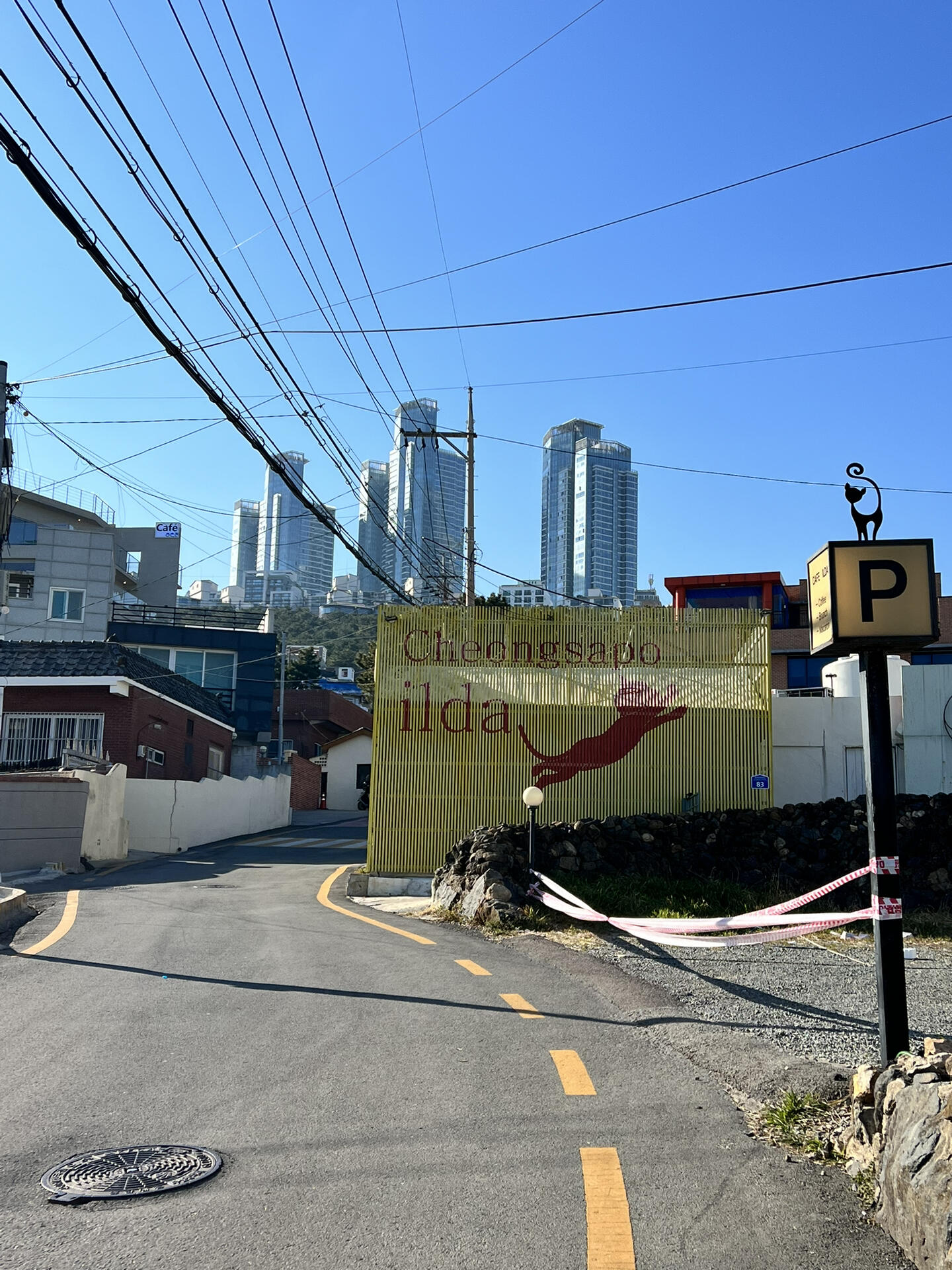 
                        釜山｜海云臺(tái)必打卡的甜甜圈咖啡廳推薦！??店名：?????（ALICE）??地址：?? ???? ???? 67 1???推薦理由：乘坐完膠囊小火車后，順便來(lái)這里坐坐吧！這家咖啡廳位于靠海的一側(cè)，門口有巨型甜甜圈雕塑，非常好找！??咖啡廳共有三層，每層都有大玻璃窗，可以欣賞到絕美海景。頂樓還有露臺(tái)，可以和遠(yuǎn)處的山以及膠囊小火車合影！拍照打卡的好地方，尤其是夏天，絕對(duì)會(huì)更火爆！????飲品顏值超高，尤其是招牌甜甜圈，顏色鮮艷得像動(dòng)畫片里的場(chǎng)景，非常上鏡！??附近還有其他幾家不錯(cuò)的咖啡廳，其中一家?guī)в袕?fù)古庭院，院子里有松樹(shù)和古樹(shù)，但都沒(méi)有愛(ài)麗絲這家能看到大海的優(yōu)勢(shì)！??小貼士：想體驗(yàn)?zāi)z囊小火車的朋友們，一定要提前在晚上預(yù)約哦！具體操作可以參考小紅書其他博主的攻略。我這次因?yàn)闀r(shí)間不夠沒(méi)能坐上，2月底去的時(shí)候已經(jīng)不算旺季，但現(xiàn)場(chǎng)買票依然售罄。旺季時(shí)，提前1-2天預(yù)約可能都不夠！#海云臺(tái) #釜山海雲(yún)臺(tái) #海云臺(tái)美食 #釜山 #釜山旅行 #韓國(guó)釜山 #釜山探店 #釜山廣安里 #釜山攻略 #釜山咖啡廳 #釜山美食 #韓國(guó)旅游 #韓國(guó)網(wǎng)紅店 #韓國(guó)網(wǎng)紅咖啡廳 #海邊咖啡 #海邊咖啡店 ????