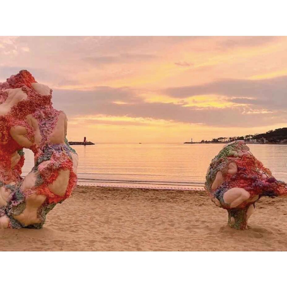 
                        ??｜釜山機(jī)張免費(fèi)海上藝術(shù)節(jié)??每?jī)赡暌淮蔚乃囆g(shù)盛宴——2023年海上藝術(shù)節(jié)即將在釜山機(jī)張舉行！喜歡看展的寶子們不要錯(cuò)過(guò)哦！今年的藝術(shù)總監(jiān)是來(lái)自希臘的伊里尼·帕帕迪米特里烏??????，主題為“閃爍的海岸，海洋的想象”。當(dāng)代藝術(shù)作品將在機(jī)張的日光海水浴場(chǎng)海灘上展出??。無(wú)論是約會(huì)??還是休閑游???，都是絕佳選擇?。機(jī)不可失哦，錯(cuò)過(guò)又要再等兩年！相約10月，藝術(shù)與大海相融合，快來(lái)探索當(dāng)代藝術(shù)的無(wú)限魅力！??????#釜山2023海上藝術(shù)節(jié)：??地址：釜山日光海灘 ?????? ????日期：10/14（周六）～11/19（周日）??交通：東海線1號(hào)出口編輯：鏡子審核：楊雅清#釜山攻略 #釜山海上藝術(shù)節(jié) #釜山雙年展 #當(dāng)代藝術(shù) #海灘藝術(shù) #免費(fèi) #10月活動(dòng) #釜山旅行 #釜山旅游 #釜山留學(xué) #釜山生活