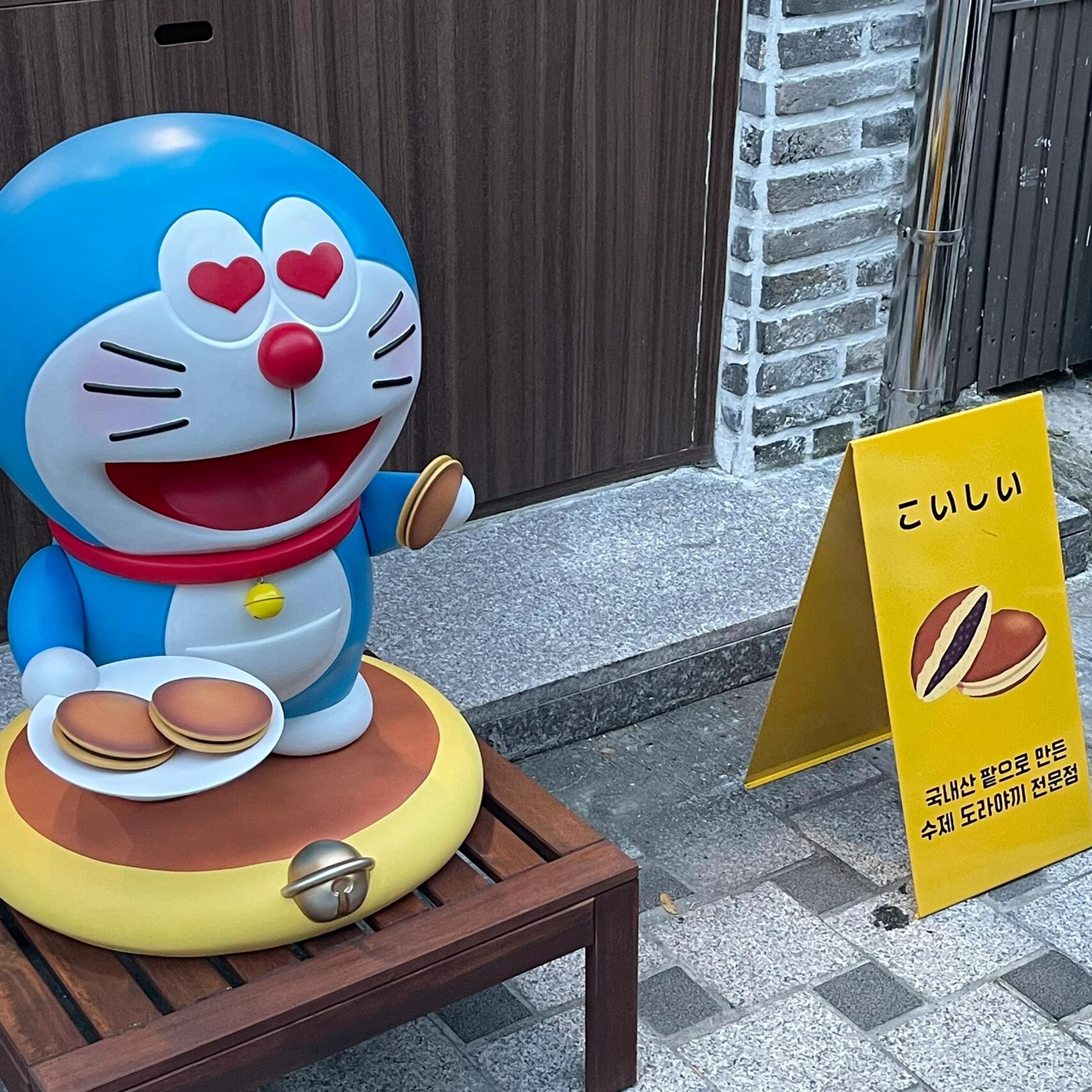 
                        ????釜山探店｜搶走多啦A夢(mèng)口袋里的銅鑼燒?????這家店的設(shè)計(jì)靈感超級(jí)可愛(ài)，仿佛把動(dòng)漫里的夢(mèng)幻店鋪搬到了現(xiàn)實(shí)中。門口的哆啦A夢(mèng)手里捧著它最愛(ài)的銅鑼燒，沒(méi)錯(cuò)，這是一家專門賣銅鑼燒的小店。店鋪雖小，卻充滿了溫馨的氛圍，仿佛記錄著大熊給多啦A夢(mèng)的第一口美味。店主非常溫柔，店鋪風(fēng)格簡(jiǎn)約且充滿日系風(fēng)情，還有兩款招牌奶茶和冷萃咖啡（價(jià)格超級(jí)親民）。銅鑼燒有五種口味：抹茶紅豆、樹(shù)莓紅豆、藍(lán)莓紅豆、年糕紅豆和純紅豆。??關(guān)于味道：我們嘗了抹茶紅豆和年糕紅豆的銅鑼燒，還有一杯紅茶奶茶。因?yàn)槭?月新開(kāi)的店，老板熱情地贈(zèng)送了一個(gè)原味紅豆銅鑼燒。總體來(lái)說(shuō)，我最喜歡抹茶紅豆，微苦的抹茶醬搭配甜甜的紅豆，味道剛剛好，也是最受歡迎的口味。抹茶醬的香氣四溢，絕對(duì)是一絕。年糕味的也很不錯(cuò)，糯糯的年糕配上紅豆沙，老板說(shuō)紅豆沙是用韓國(guó)產(chǎn)的紅豆自己熬制的。純紅豆的味道稍顯單一，但價(jià)格非常劃算（純紅豆2500，其余3500，紅茶奶茶和抹茶奶茶也都是3500，是我在首爾幾乎沒(méi)見(jiàn)過(guò)的低價(jià)）。奶茶非常好喝，純正的紅茶味，沒(méi)有加冰，滿滿一杯！強(qiáng)烈推薦這家既好拍又好吃的日式小店，大家可以穿得日系一點(diǎn)來(lái)打卡哦。營(yíng)業(yè)時(shí)間：每天11:00-20:00（14:00-17:00午休、每周日休息）地址：?? ?? ???135?? 12 1?#釜山網(wǎng)紅咖啡廳 #釜山旅游 #釜山美食 #釜山旅行 #韓國(guó)釜山 #釜山探店 #釜山攻略 #釜山銅鑼燒 #釜山咖啡廳 #韓國(guó)咖啡店 #哆啦A夢(mèng)銅鑼燒 #釜山高顏值咖啡店 #釜山100家咖啡店打卡 #日系咖啡廳 #韓國(guó)咖啡廳