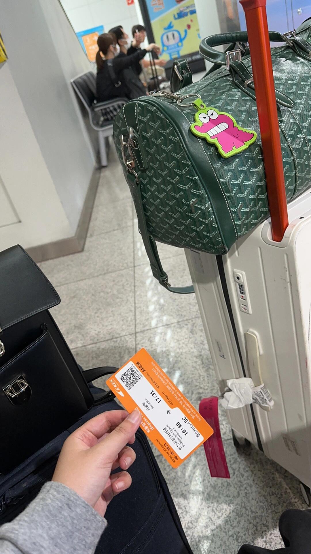 
                        ￥50元！首爾仁川機場到首爾火車站超便捷攻略！每次飛到仁川機場，我都會選擇這條快速列車去首爾站???，速度快而且價格實惠～ 只需40分鐘，￥50就能到達！???路線指南：? 下飛機——過海關(guān)——取行李，然后根據(jù)指示牌找到“空港鐵道 機場鐵路 airport railroad”，韓語：????。? 需要下樓哦！指示牌非常清晰，很容易找到（跟著指示牌走，看到KFC和咖啡店就到了）。?? 左邊是普通列車，右邊是快速列車，40分鐘即可到達首爾站。?? 普通列車到首爾站的時間我不太清楚，因為我沒坐過。? 使用自動售票機買票，有中文選項哦！票價韓幣9500，相當于人民幣50元左右??。? 買完票后，掃描車票上的二維碼進閘機，然后下樓候車。? 對號入座！??！車票上的5??就是5號車廂的意思，x??(car)等于x號車廂，數(shù)字5c代表座位號。到站后就是首爾火車站了，想去其他城市的朋友可以直接在這里換乘火車?；疖囌倦x明洞和市區(qū)也很近哦！#韓國生活 #韓國 #首爾 #仁川機場 #首爾旅行 #韓國旅行攻略 #韓國旅行 ??????