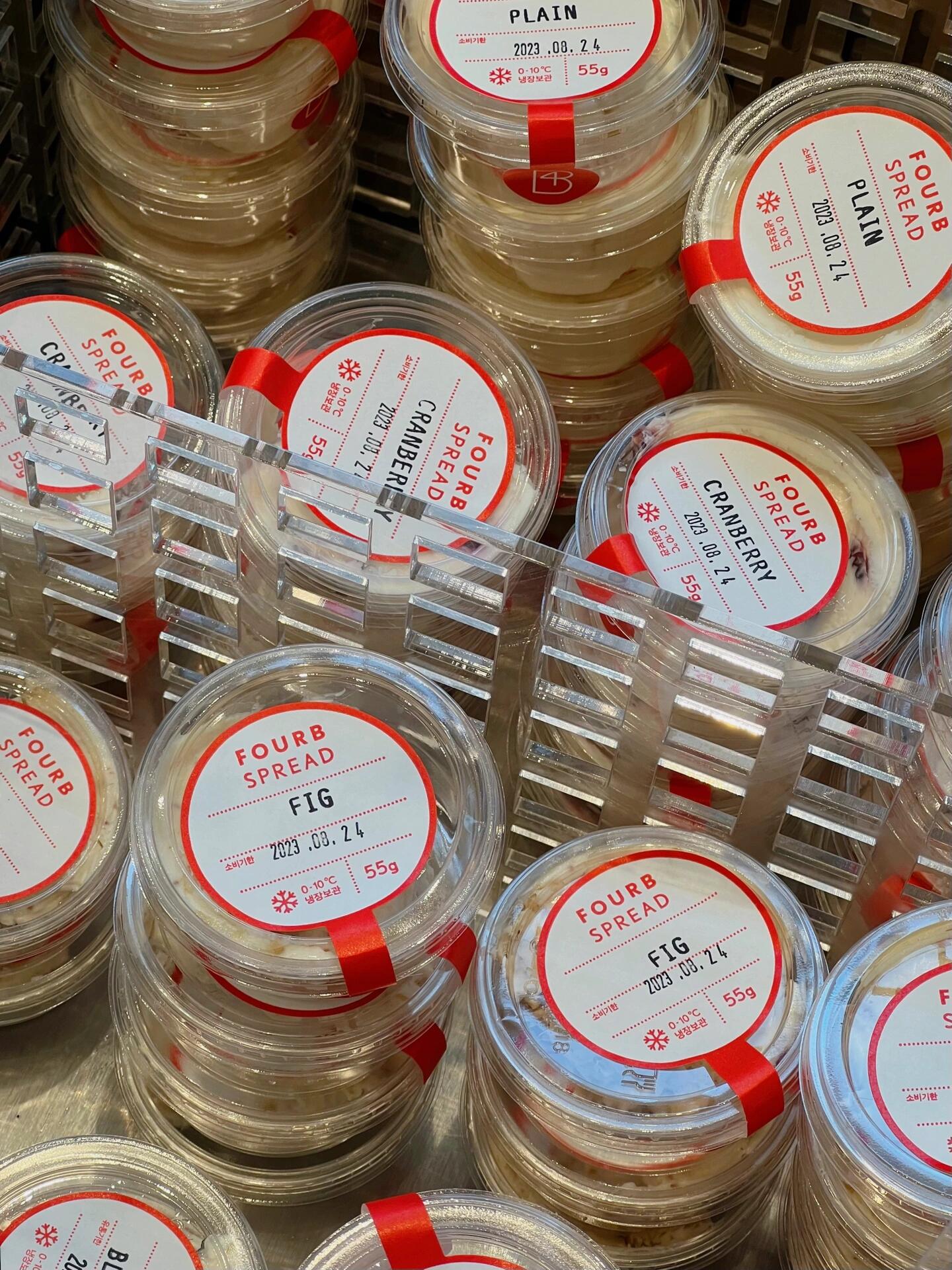 
                        首爾探店????貝果抹奶酪怎么可以不好吃-FOURB的貝果和奶酪在韓國可是鼎鼎有名！正好我家附近就有一家，所以經常去吃早餐。弘大這家店有原味、蜂蜜牛奶、芝士和橄欖四種口味，奶酪也有無花果、樹莓、肉桂等多種選擇。如果選擇困難癥發作，還可以點每天的套餐，直接幫你搭配好~-個人建議一定要現場吃烤好的貝果，香氣撲鼻又有韌勁，還會放一片無花果干。咖啡品質也很不錯，可以選擇原豆，有苦味和酸味兩種。特別推薦5盎司的馥芮白，天天喝都不膩！???????? ??- ?? ??? ??? 171- 工作日8:00-20:20 周末9:00-20:20- 地鐵2號線弘大入口站 2號口步行56m????其他分店指路【光化門】?? ??? ??3? 17 D?? 1? 21?【光化門2店】?? ??? ???? 76 ???? ?? 1F【龍山】?? ??? ????23? 55 ???? 4?【江南】?? ??? ???? 205 ????? ??????? 1? 106?【乙支路】?? ?? ???? 100 ???? ?? 1?【合井】?? ??? ???3? 66【愛茉莉】?? ??? ???? 100 ?? 1? B101-3?#韓國咖啡廳 #高顏值咖啡館推薦 #網紅咖啡廳 #寶藏甜品分享 #日常碎片PLOG #韓國留學日常 #韓國留學生 #留學韓國 #韓國旅行 #韓國吃喝玩樂 #韓國旅行攻略 #韓國美食 #首爾旅行 #首爾探店 #首爾打卡 #首爾美食 #美食探店 #本地人愛吃的店 #周末去哪兒 #貝果 #韓國貝果 #弘大 #弘大探店 #弘大美食