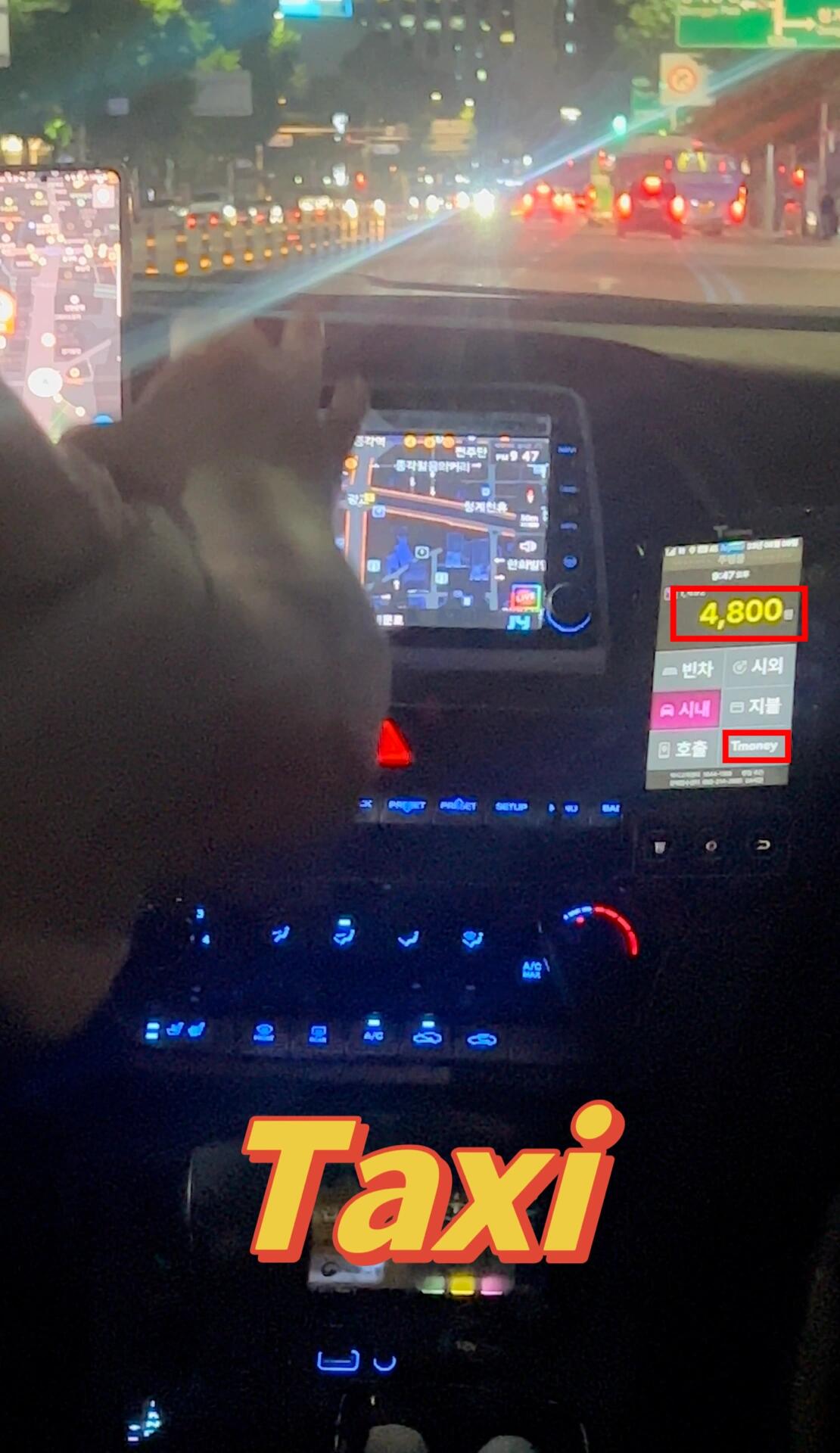 
                        ????韓國出行必備——人手1??張T-money卡攻略無論你是乘坐地鐵??、公交??、機場大巴還是出租車??，T-money卡都能搞定！！?購買方式：- 可以在淘寶或者韓國的便利店??購買，很多CU便利店都有售。我是在淘寶買的空卡，到了韓國后去便利店充值的。?充值方式：- 便利店或者地鐵站都可以充值??便利店只接受現金！地鐵站我記不清了，但我用的是現金。- 淘寶也可以買充值好的卡??比自己買卡充值稍貴一點，用完了可以去便利店或地鐵站再充。?使用方法：1??地鐵??- 進出站刷卡，不需要安檢，刷卡時會顯示余額，起步價1250韓幣，路程較遠會直接扣除超出的部分。2??公交??- 上下車都要刷卡，這樣換乘會便宜一些，或者半小時內換乘地鐵免費，起步價1200韓幣。??下車前記得按鈴哦！下車忘了刷卡可能會扣全程費用??。3??機場大巴??- 首爾市區往返機場都可以用，票價17000韓幣。首爾市區??機場上車時可以刷卡，機場??首爾市區旁邊有自動售票機也可以刷（機器可以選擇中文）。??下車記得按頭頂上方的鈴哦！4??出租車??- 路邊的出租車有三種顏色：白色、橙色和黑色。黑色最貴不推薦，我只打過白色的。??白天和晚上的起步價不同，以我打過的為例，白色的：白天4800韓幣，深夜5800韓幣。??我在韓國呆了4天4夜，充了15000韓幣的T-money卡，勉強夠用~~#韓國旅行 #韓國交通 #韓國地鐵 #韓國公交 #韓國機場大巴 #韓國便利店 #CU便利店 #首爾 #tmoney卡 #韓國自由行 #韓國旅游 #韓國仁川機場