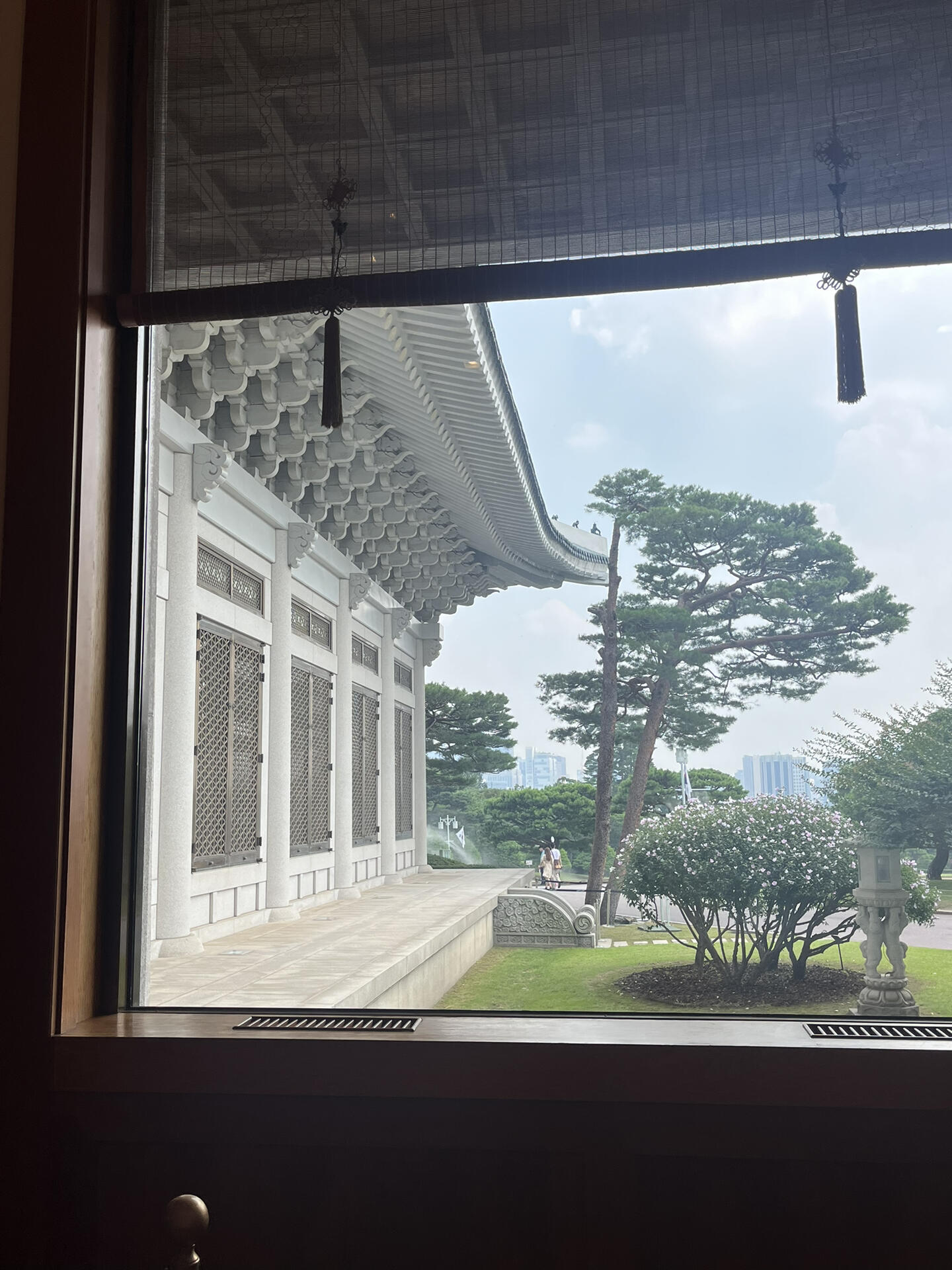 
                        韓國青瓦臺參觀攻略想去青瓦臺的小伙伴們，趕緊在Naver上搜索“青瓦臺”，就會看到圖一，點擊進去就能預約參觀啦！（而且是免費的哦！）?到達青瓦臺公交車站后，沿著指引走就能看到工作人員，他們會引導你入場。已經預約的小伙伴，只需出示預約碼給工作人員掃描即可。??進入正門后，正對著的就是青瓦臺本館。記得一進門左轉領取小冊子，上面有韓國歷屆總統的詳細介紹哦！??#青瓦臺 #韓國 #青瓦臺參觀 #青瓦臺預約 #韓國旅游 ????